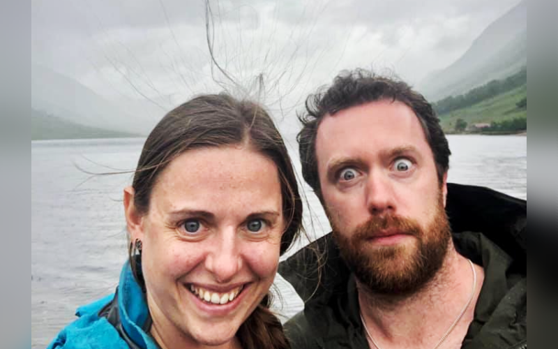 英國情侶於湖邊散步自拍時，驚覺頭髮飛豎空中，感到危機躲回車內後查詢是雷擊前現象，慶幸逃過一劫。（翻攝Sophie Pass臉書）