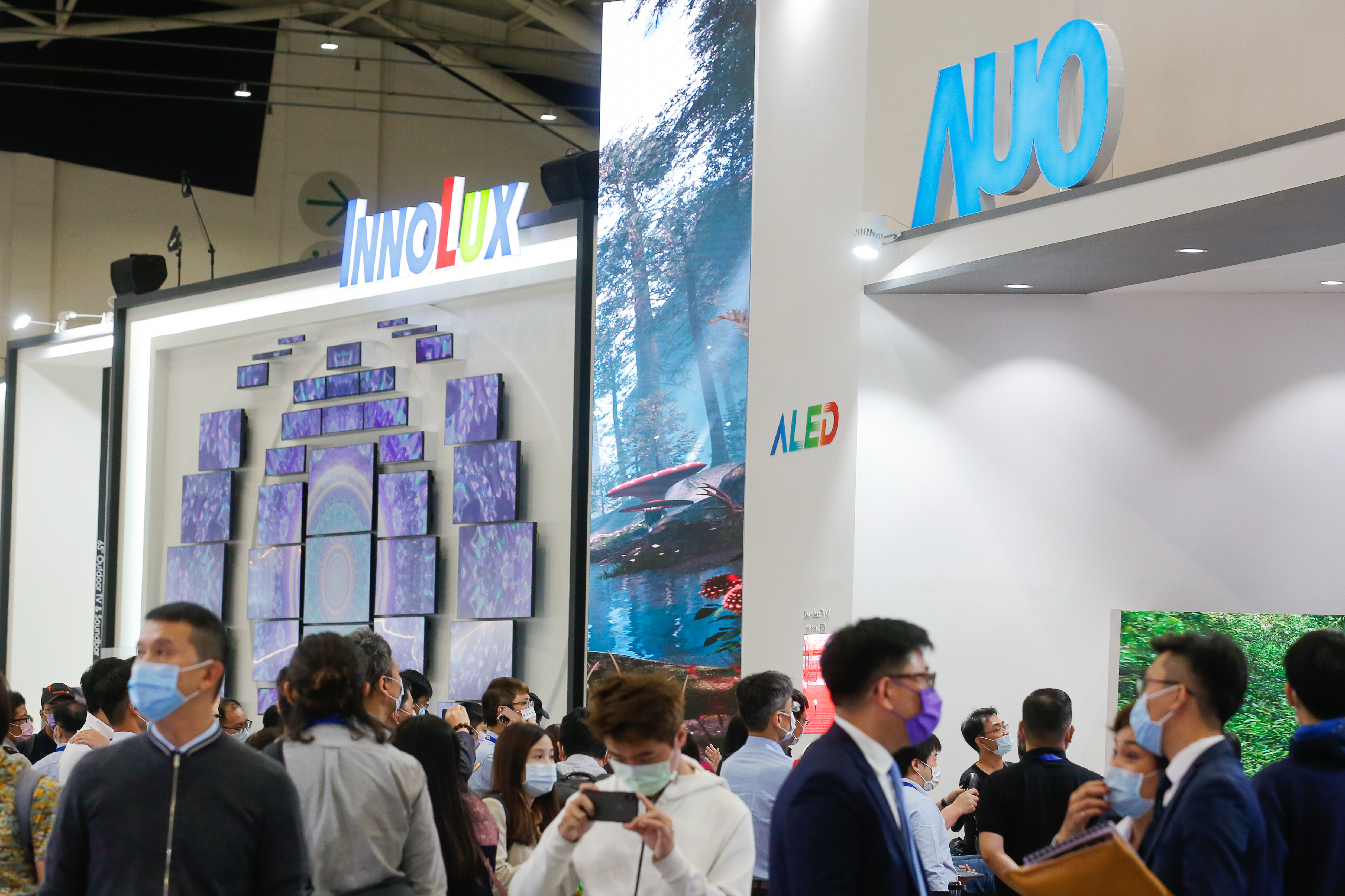 雖然外資看好明年LED面板需求，但近期面板雙雄股價仍持續疲軟。