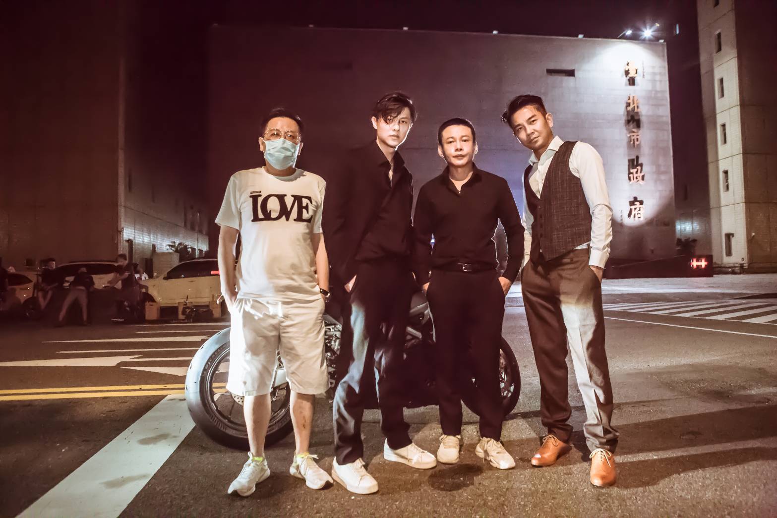 導演姜寧、王子（邱勝翊）、李康生、謝承均（左起）為電影《山中森林》復拍 槍戰戲。（禾力文創提供）