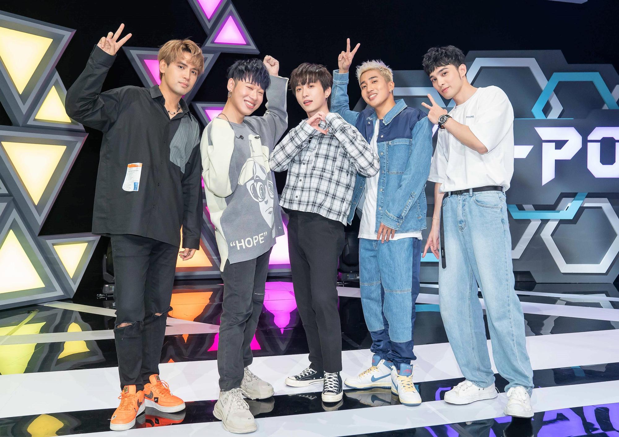 五堅情在《#T-POP我們聽大的!!》合體大聊最愛T-POP歌手。(TVBS提供)