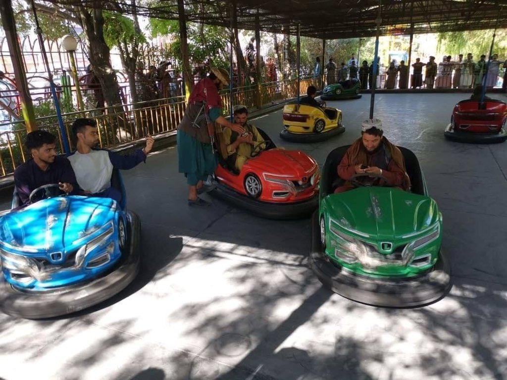 一群塔利班份子在遊樂園玩碰碰車，畫面十分違和。（翻攝najibfarhodi1推特）