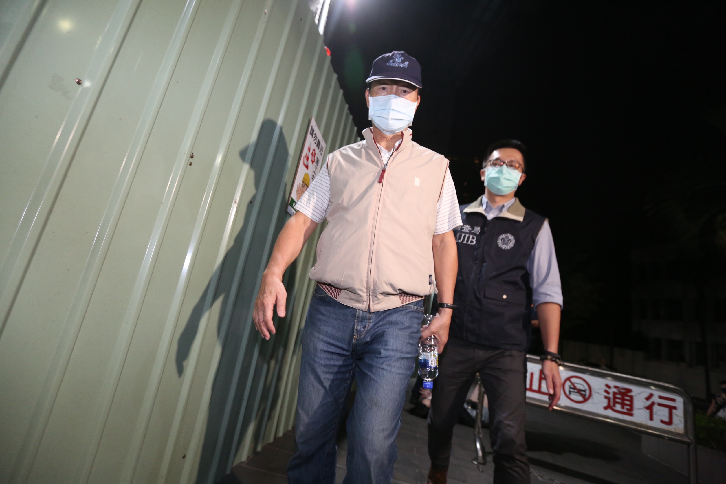 錢耀棟被送至北檢複訊，面對記者詢問案情，只回了2個字「讓開」，訊後遭檢方以20萬元交保。