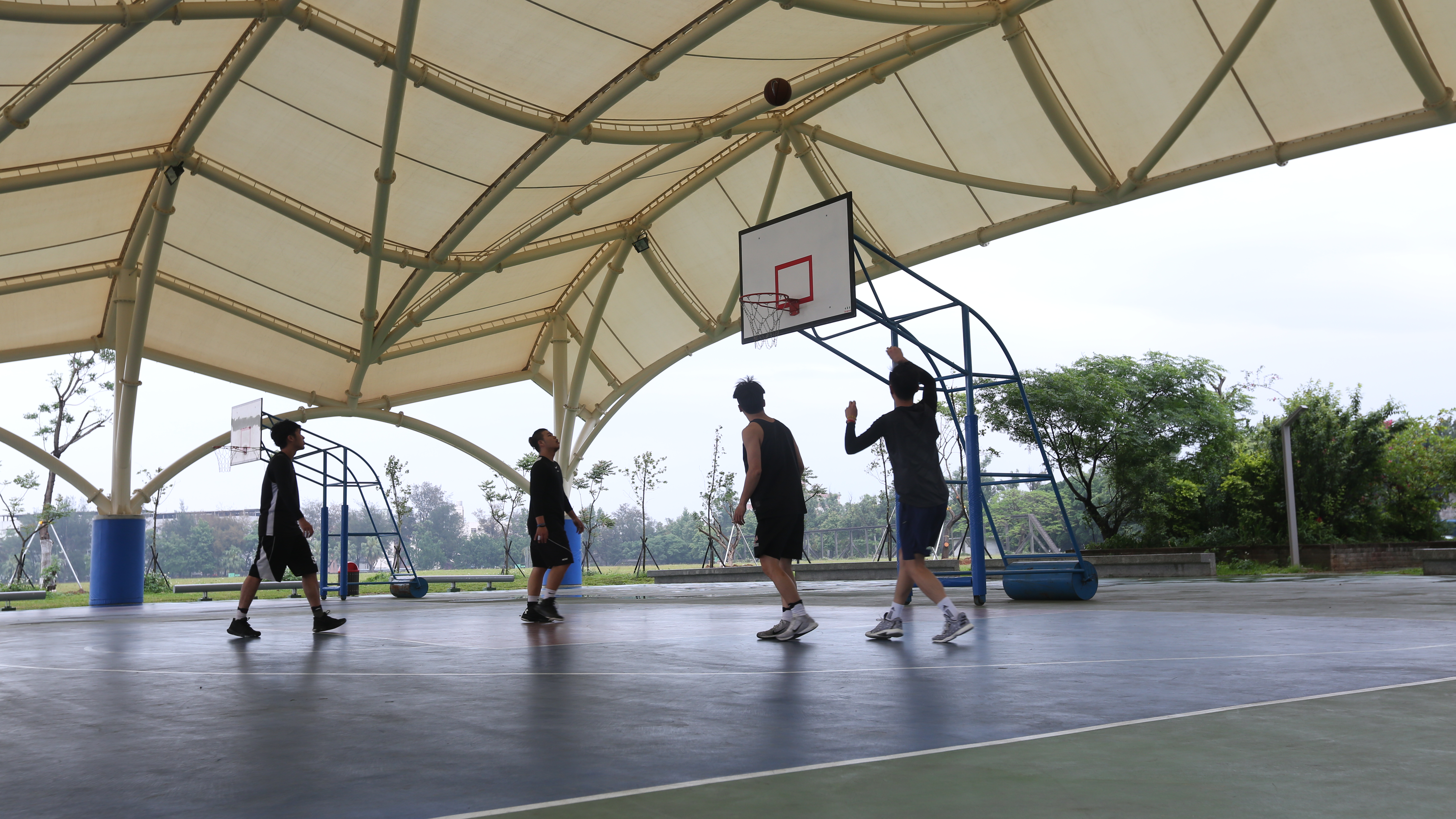 柯文哲表市，籃球、排球等近距離活動，需等到開學後再視疫情發展決定是否開放。（球場示意圖，本刊資料照）