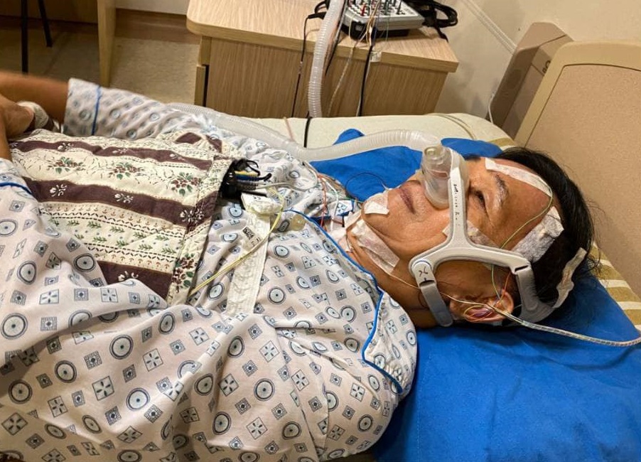 前總統陳水扁今（19日）在臉書PO出一張躺在病床上的照片，稱自己是「電線象人」。（翻攝自陳水扁新勇哥物語臉書）