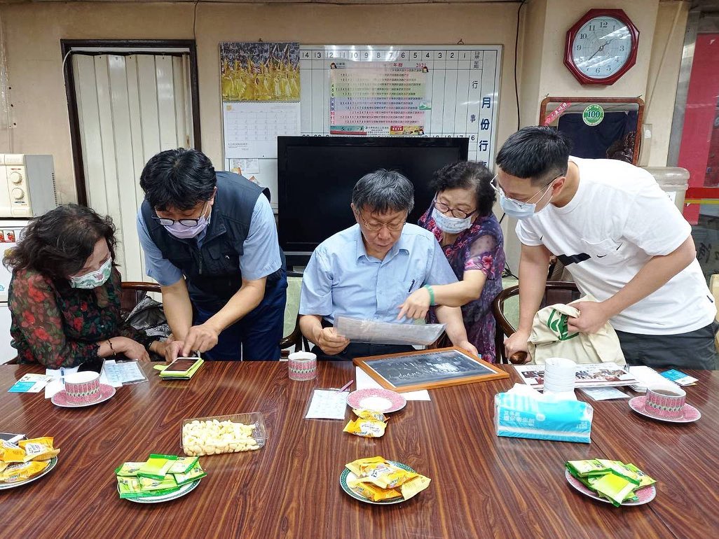 柯文哲（中）拜訪許榮淑（右2）的人民最大黨，被抓包沒有確實戴口罩，引起爭議。（翻攝自人民最大黨臉書）