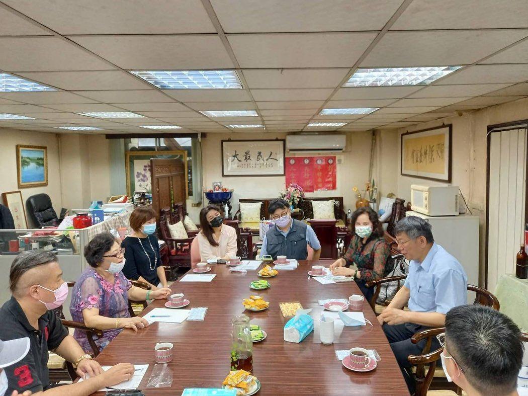 柯文哲（右）拜訪許榮淑的人民最大黨期間，被抓包沒有確實戴口罩，引起爭議。（翻攝自人民最大黨臉書）