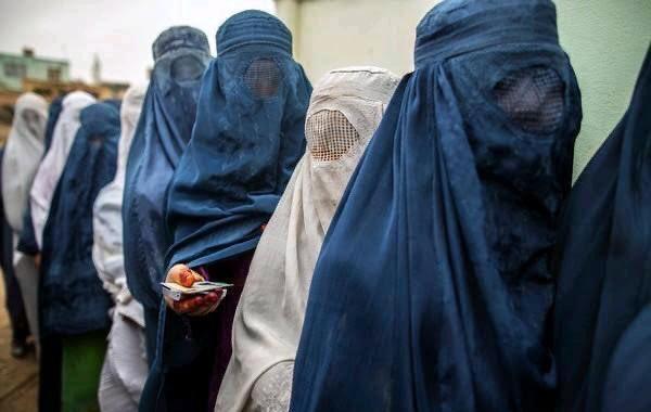 如今阿富汗婦女上街都要穿著罩袍，不得拋頭露面。（翻攝Nigeriangod_推特）