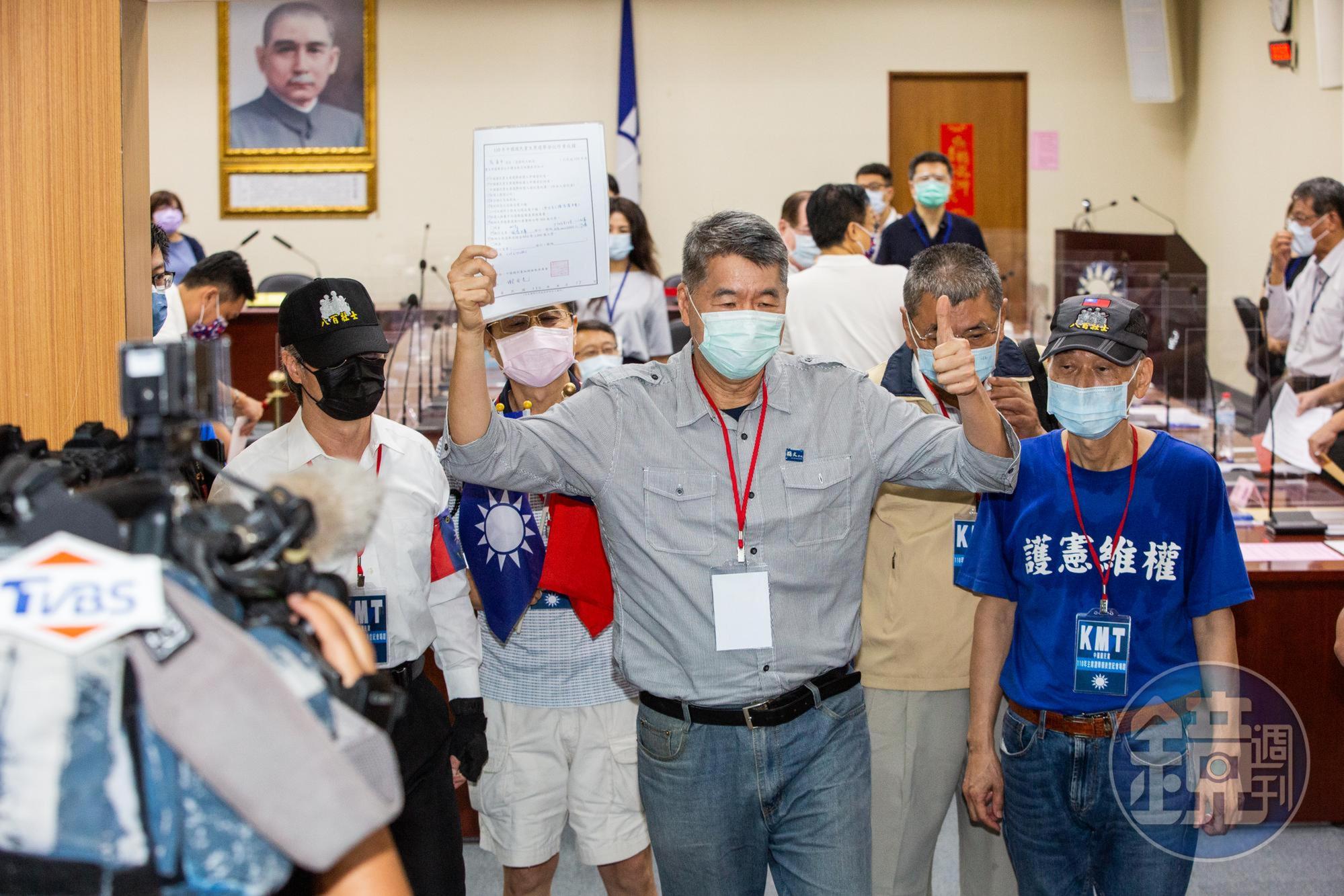 張亞中日前領表登記參選國民黨黨主席，認為江延任是違法擴權。