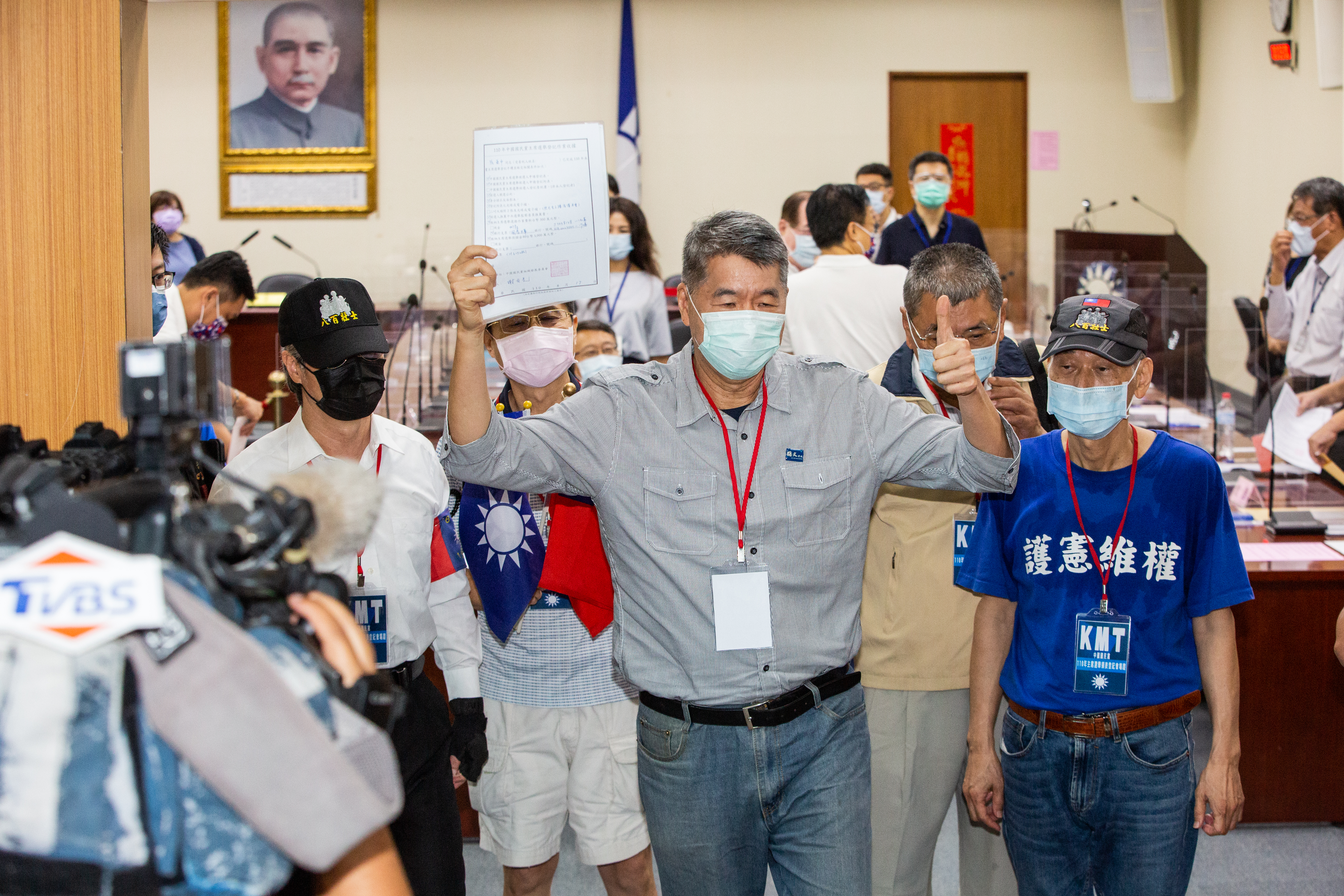 張亞中日前領表登記參選國民黨黨主席，認為江延任是違法擴權。