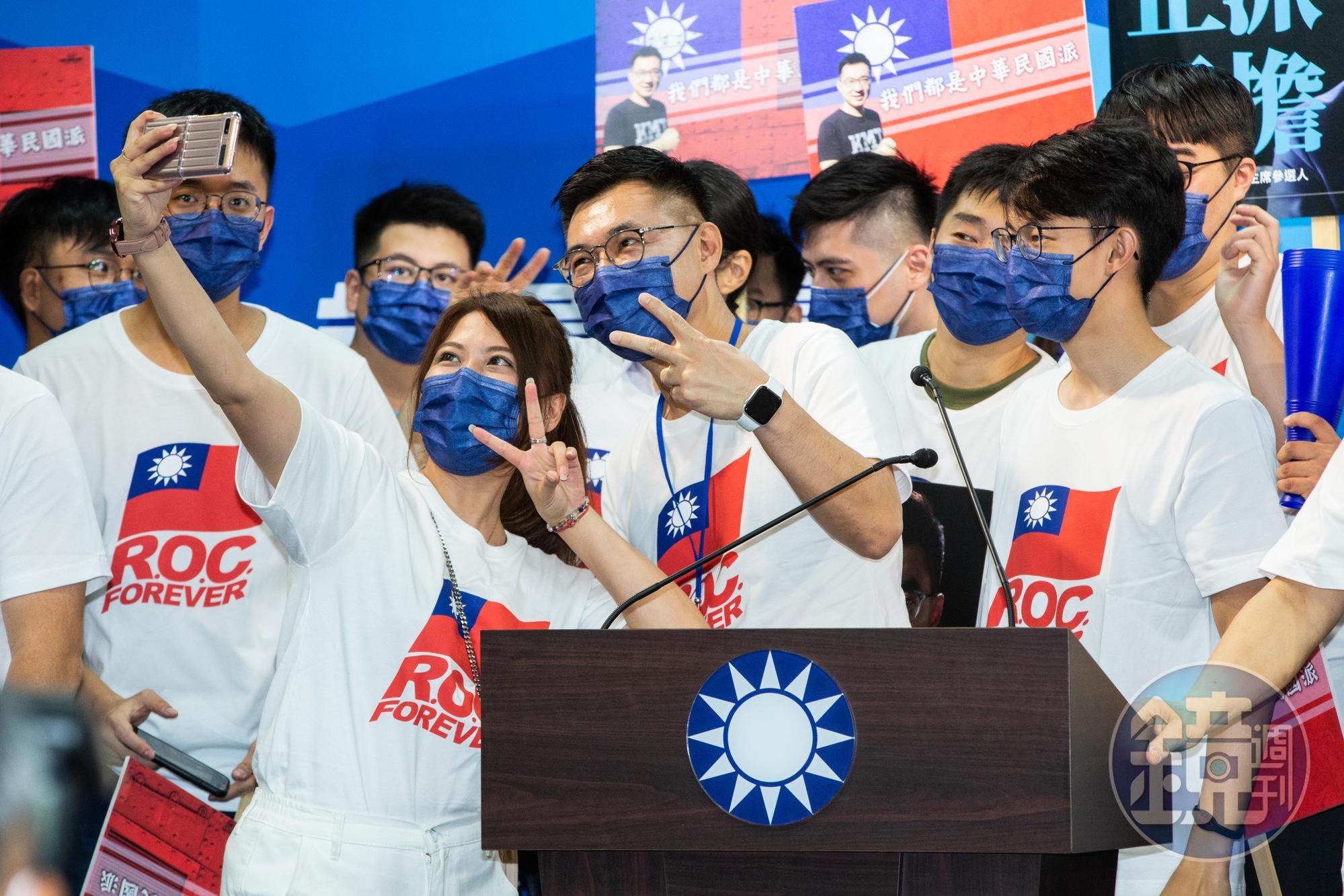國民黨現任主席江啟臣（中）任期屆滿，在改選前自動延任引發爭議。