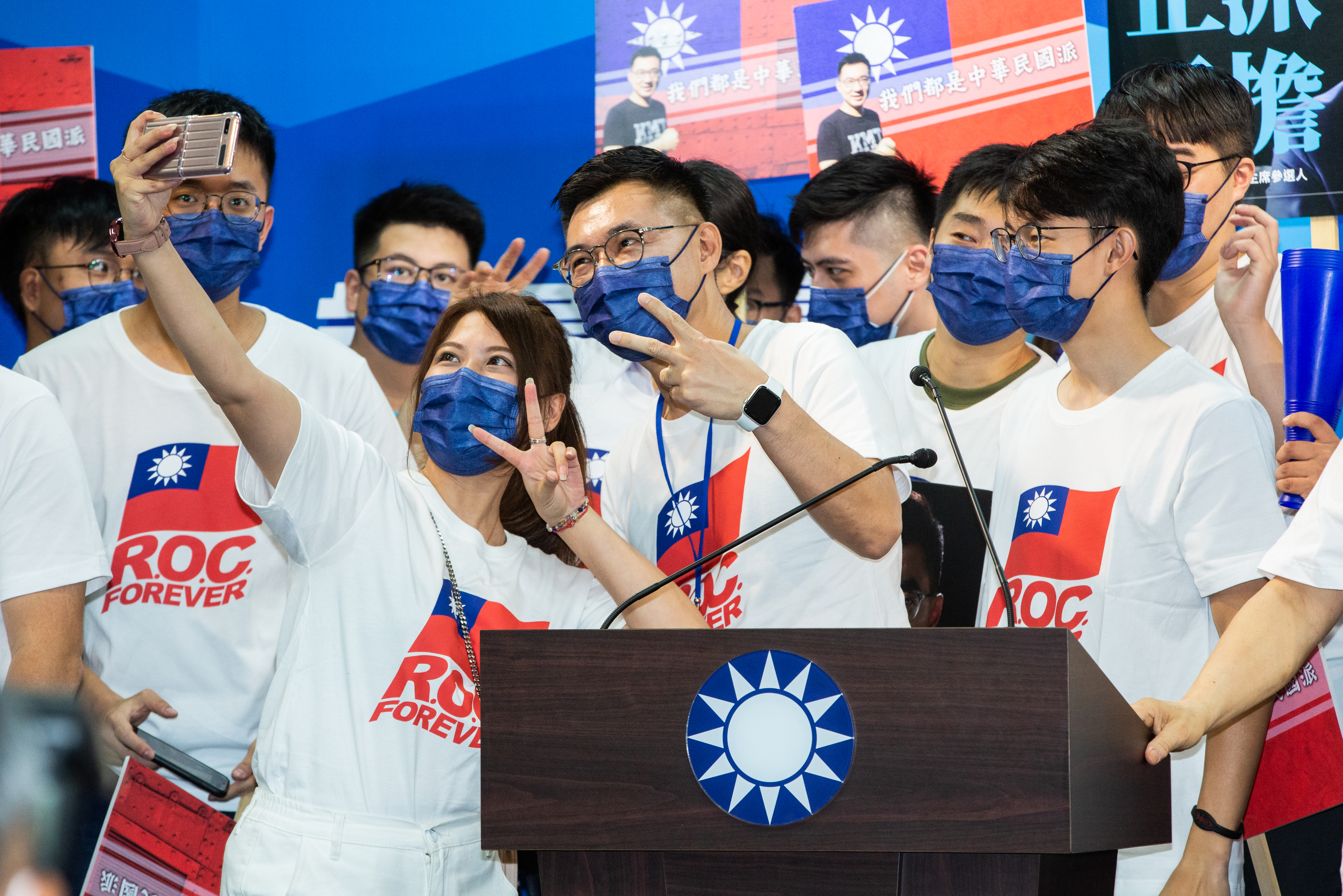 國民黨現任主席江啟臣（中）任期屆滿，在改選前自動延任引發爭議。