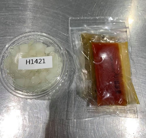 好市多熱狗配料恢復供應,但改採包裝供應,引起網友熱議。(翻攝自「Costco好市多 商品經驗老實說」臉書社團)