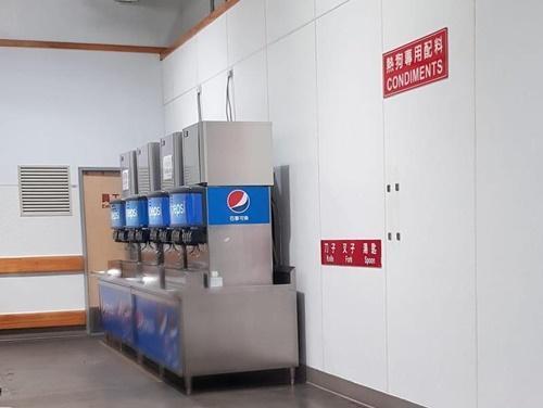 因應本土疫情爆發，好市多先前曾將熱狗專用配料區撤除。（翻攝自「Costco好市多 商品經驗老實說」臉書社團）