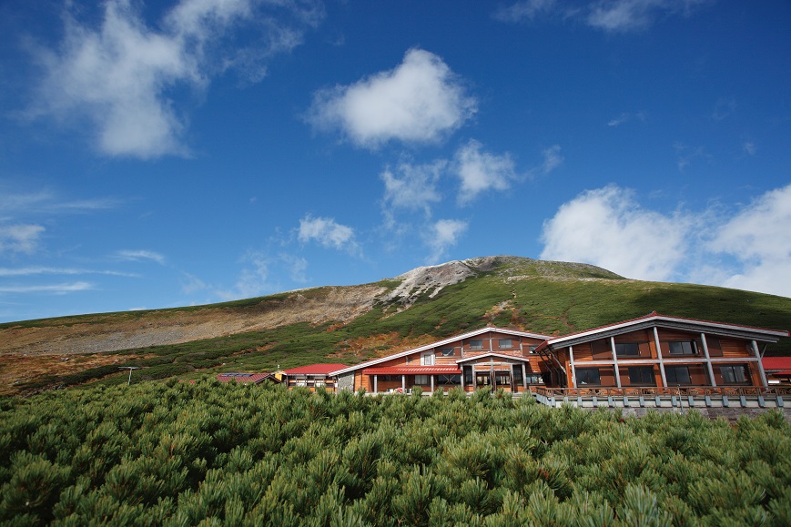 夏季時可以在靠山頂的山小屋住宿。（石川縣台灣推廣事務所提供）