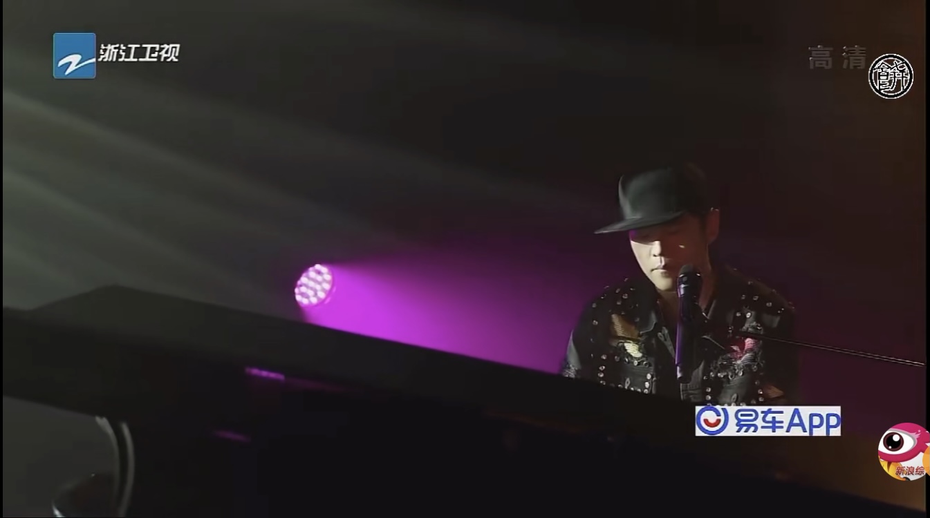 周杰倫無預警現身音樂晚會《818汽車狂歡夜》，令現場觀眾瘋狂、尖叫聲不斷。（翻攝自微博）