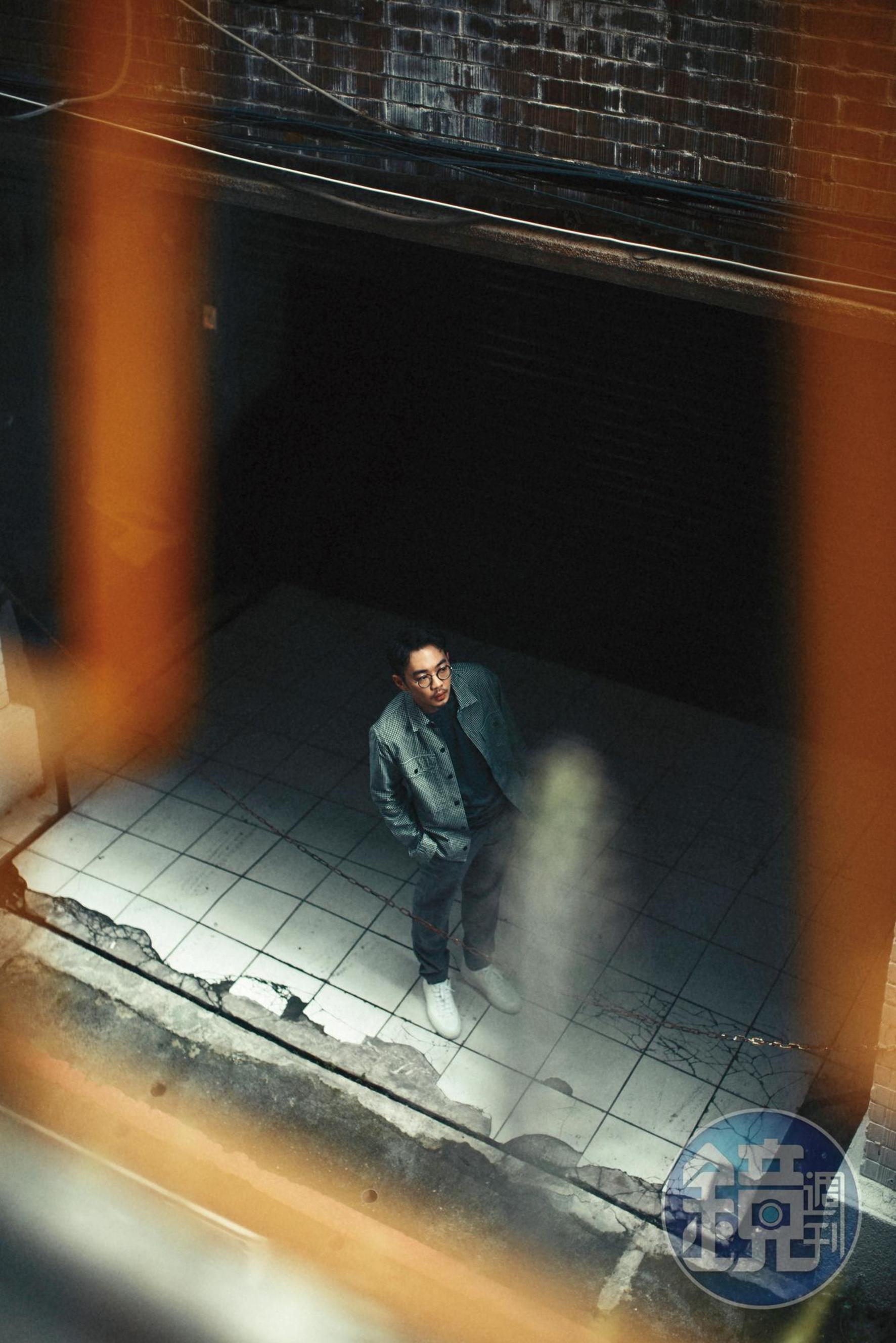 作品都有生死一瞬間的主題,程偉豪回頭檢視,的確跟人生遭遇脫離不了關係。