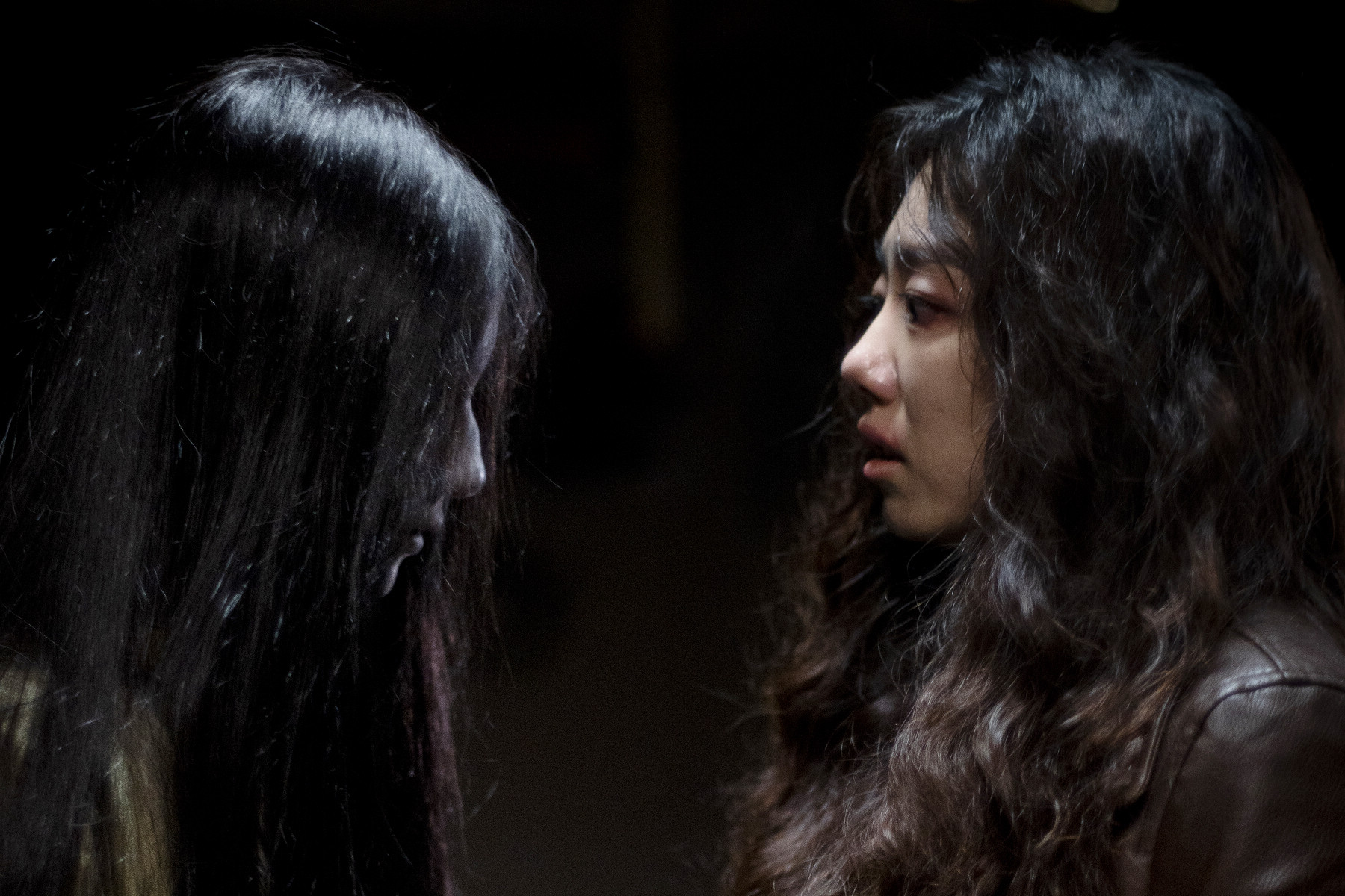 金素慧（右）在新片《鬼門》飾演大膽的女大生，為了高額獎金前進廢棄修煉院。（采昌國際多媒體提供）