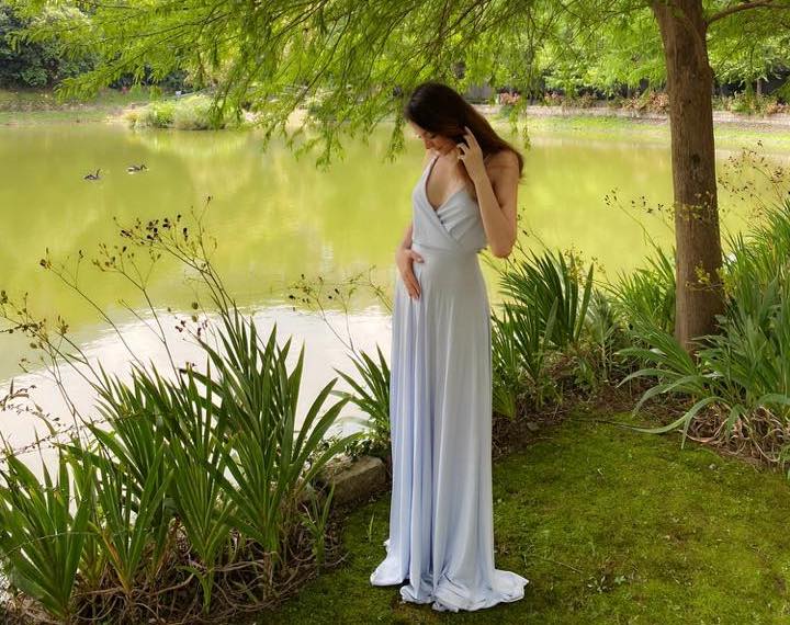 瑞莎在臉書宣布懷孕消息，並曬一張懷孕照。（翻攝自臉書）