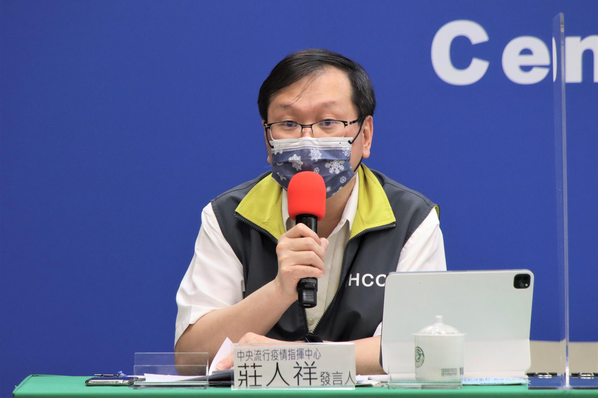 莊人祥說明本土個案相關情況。（指揮中心提供）