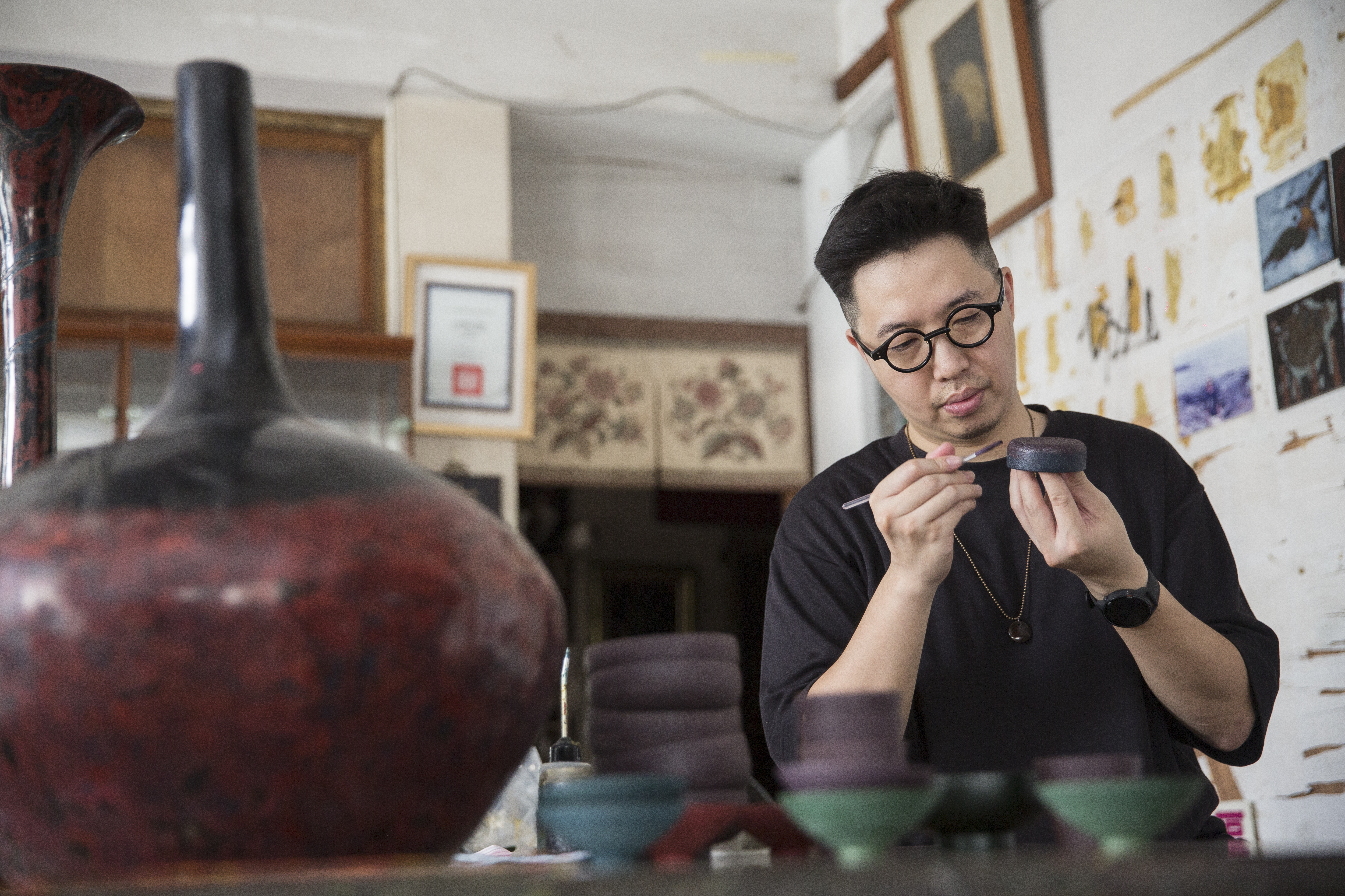 賴信佑介紹，最好的上漆工具，其實是頭髮製成的刷子。