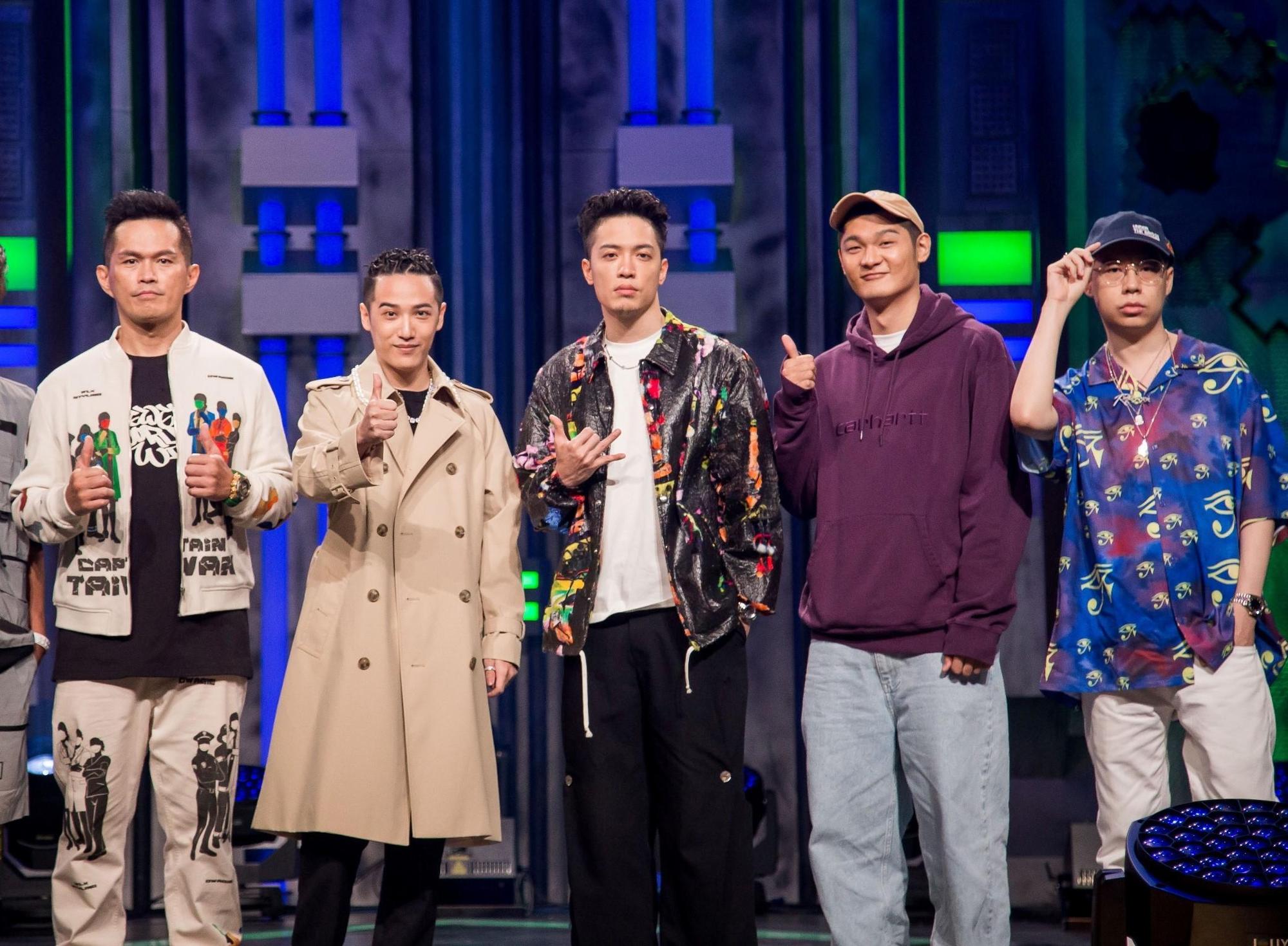 《大嘻哈時代》日前復工錄影,(左起)大支、熊仔、J.Sheon、Leo王、剃刀蔣再次齊聚。(三立提供)