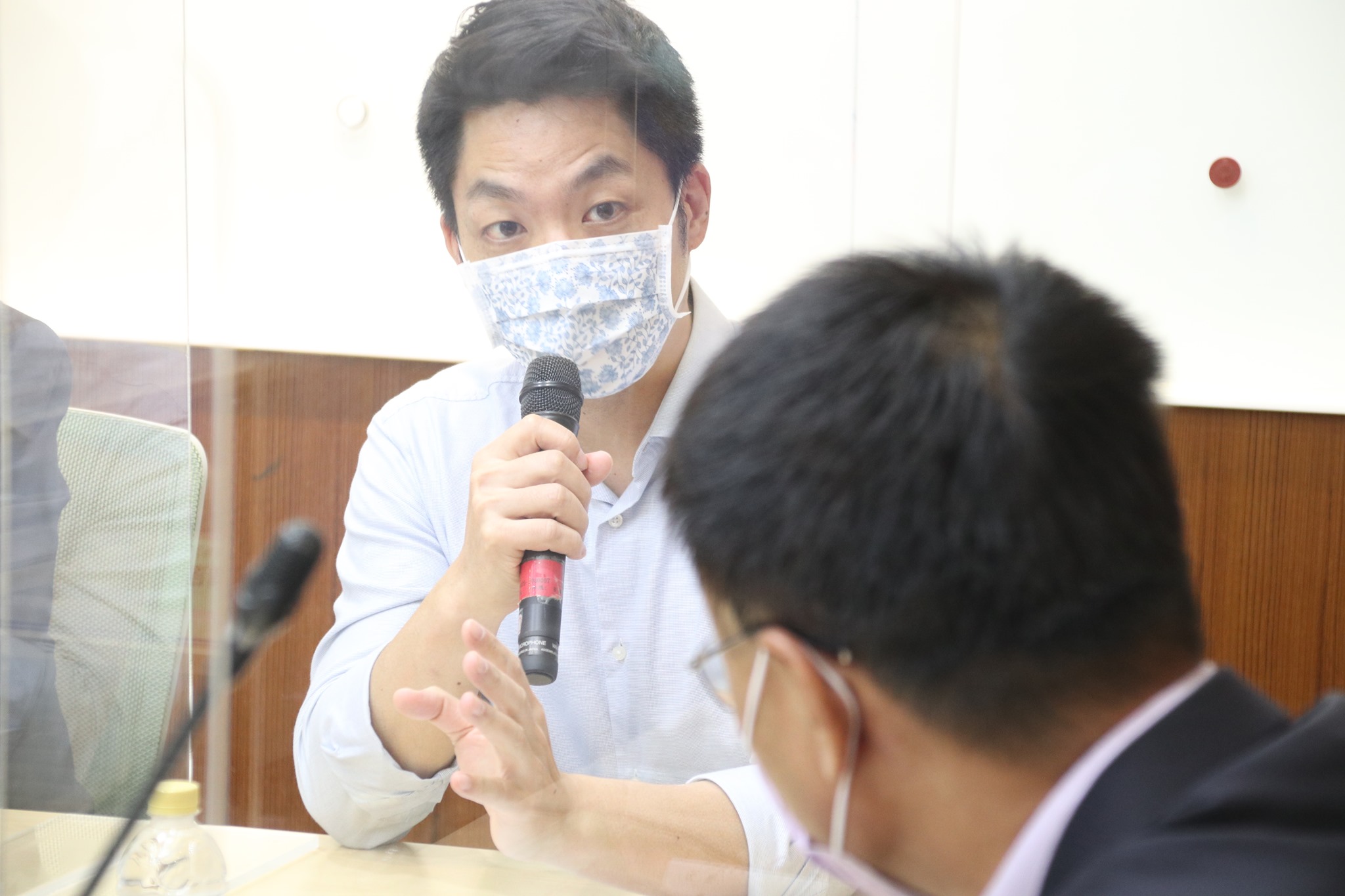 蔣萬安點名「蔬果批發商」被遺忘排除在紓困4.0之外，呼籲政府應「先紓困、再振興」。（翻攝自蔣萬安臉書）