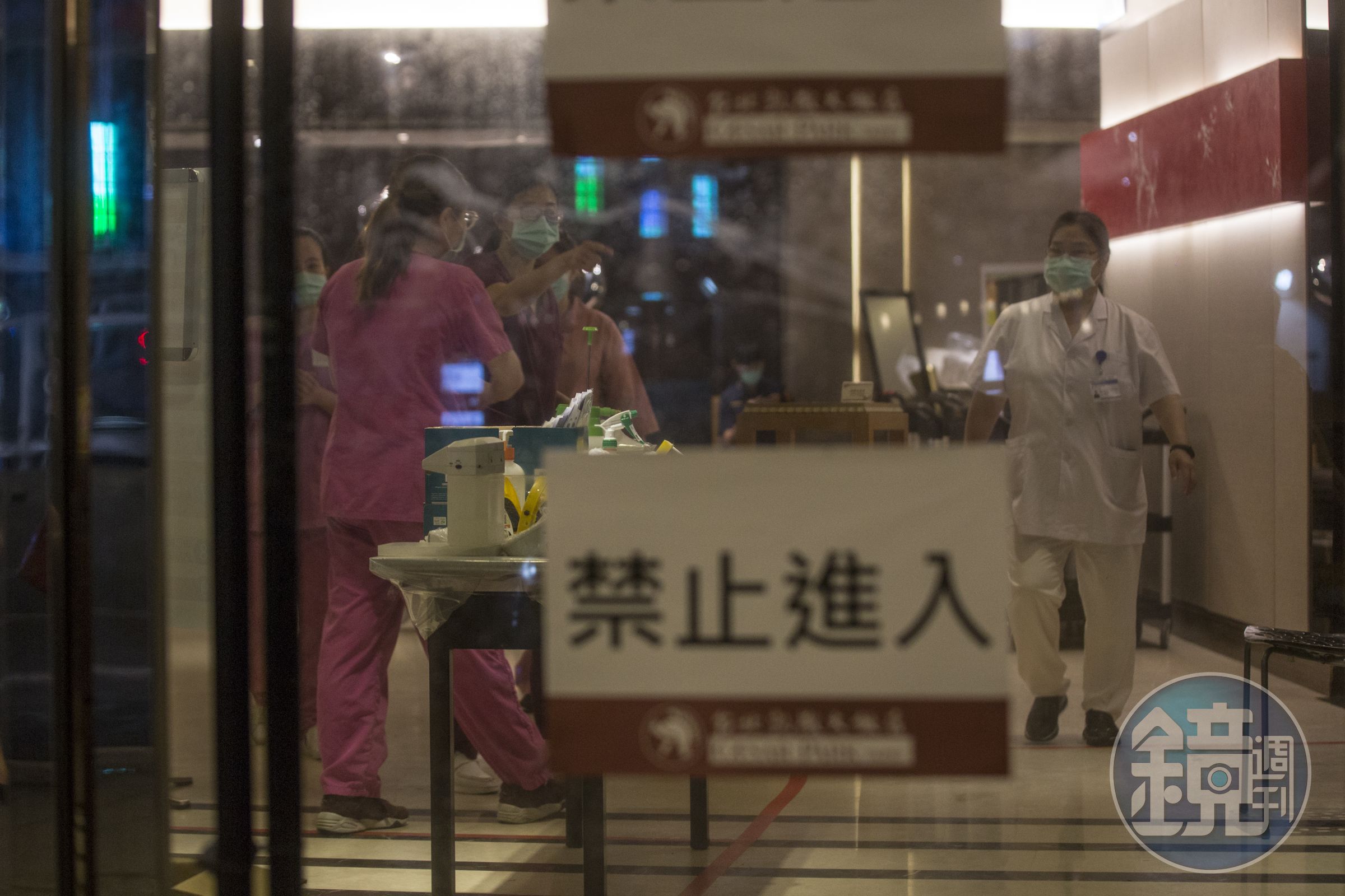 指揮中心說明入住防疫旅館相關規定；防疫旅館示意圖。（本刊資料照）