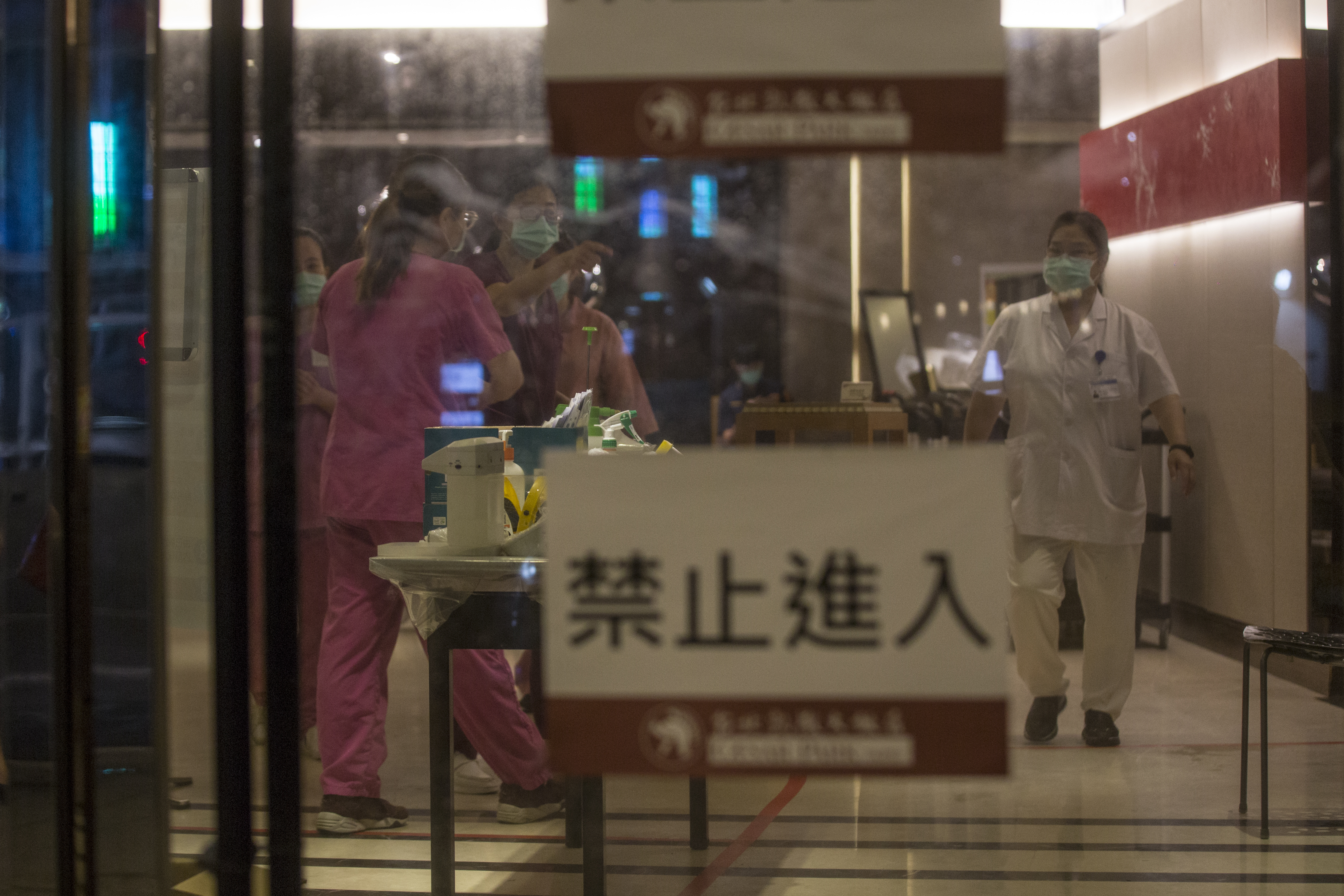 指揮中心說明入住防疫旅館相關規定；防疫旅館示意圖。（本刊資料照）
