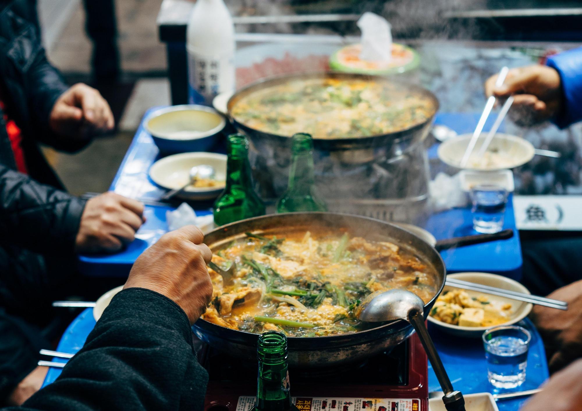 陳時中指出,擬於24日起同住家人可一起吃鍋、合菜,等確切指引出爐後會再與國人報告;示意圖。(攝影師:Markus Winkler/Pexels)★《鏡週刊》關心您:未滿18歲禁止飲酒,飲酒過量害人害己,酒後不開車,安全有保障。