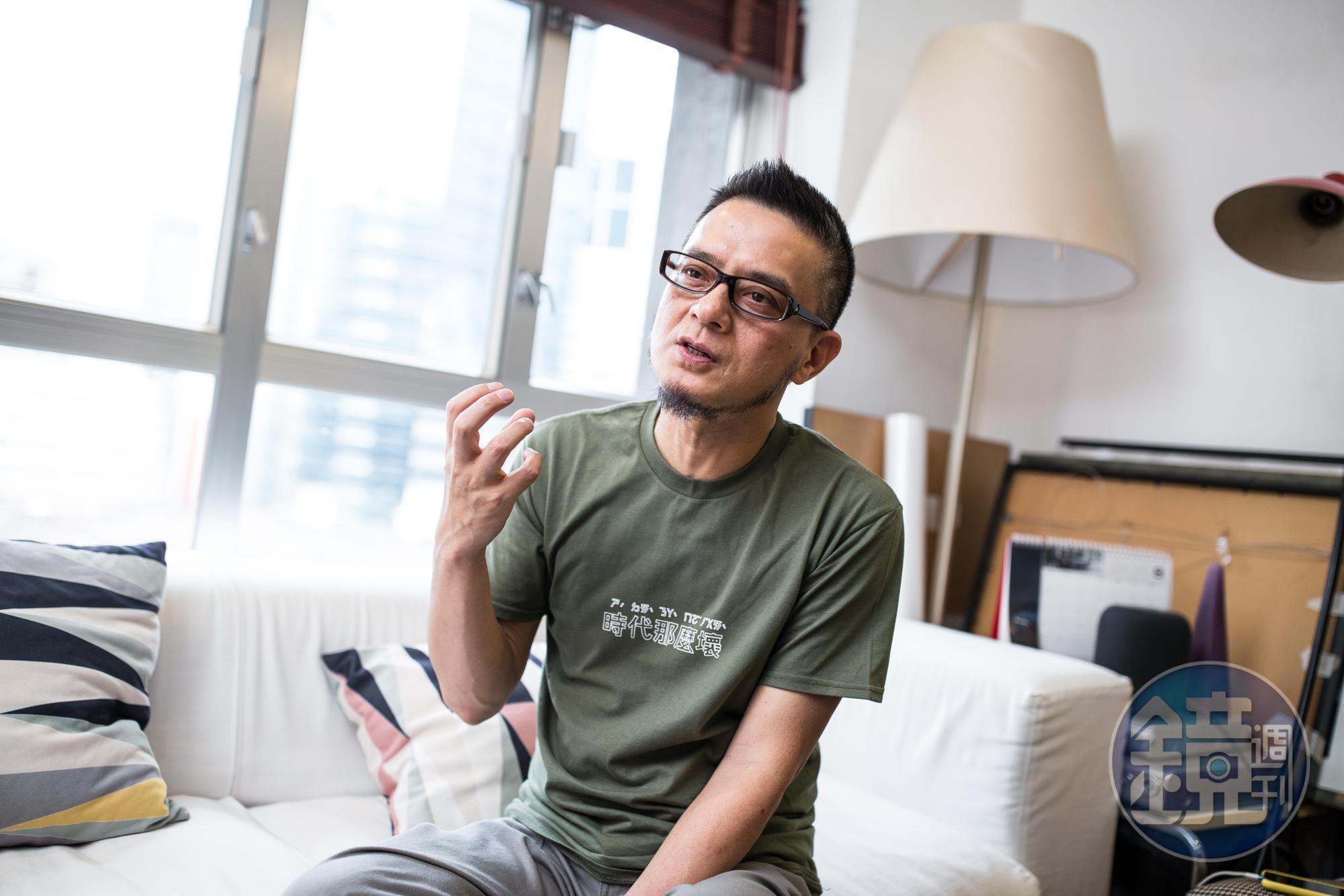 黃耀明於離開法院後高唱《問我》一曲代替發言,昨(18)日於臉書澄清「當日只想為自己的錯表達歉意,抱歉此舉動可能令人誤解」。(資料照)