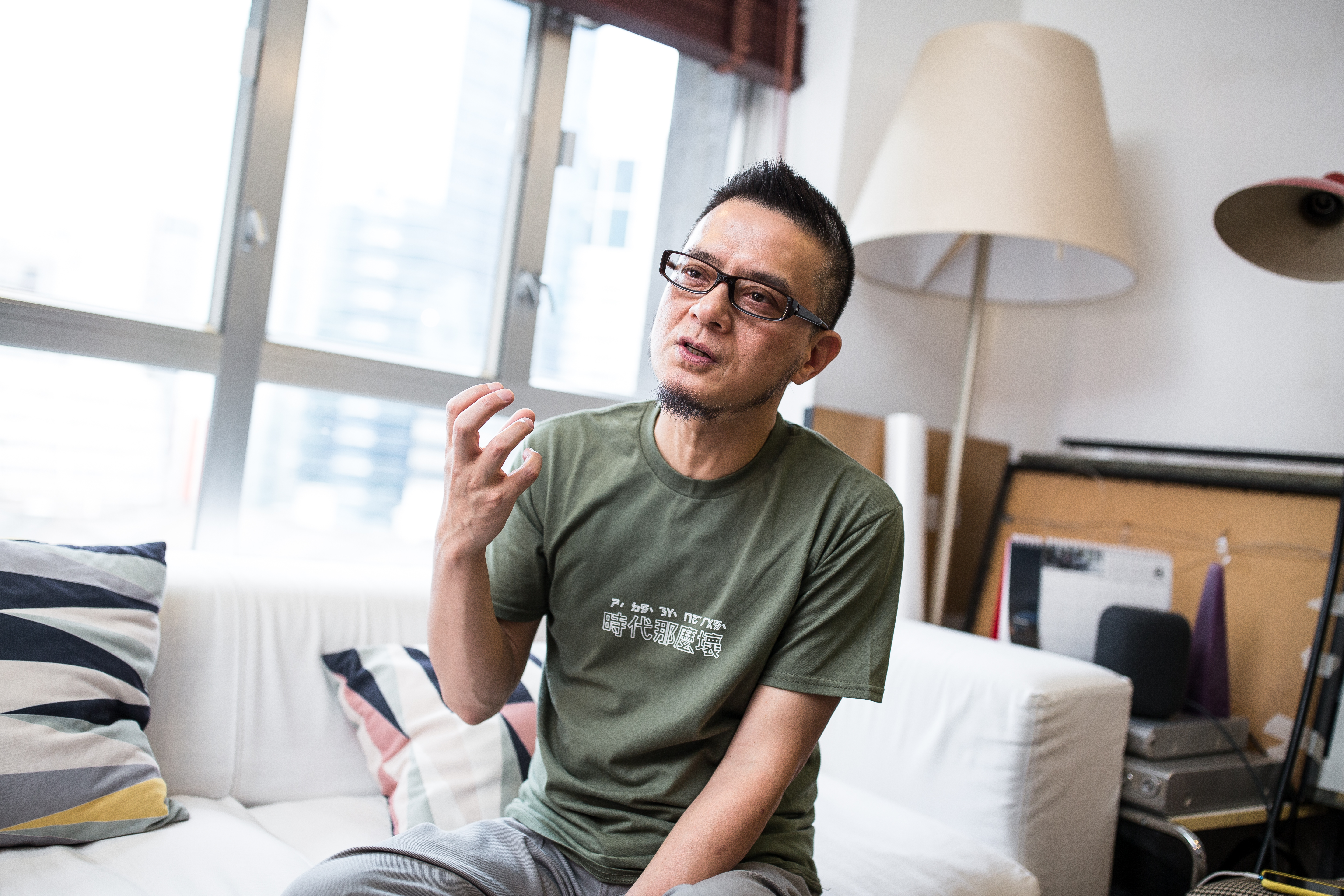 黃耀明於離開法院後高唱《問我》一曲代替發言，昨（18）日於臉書澄清「當日只想為自己的錯表達歉意，抱歉此舉動可能令人誤解」。（資料照）