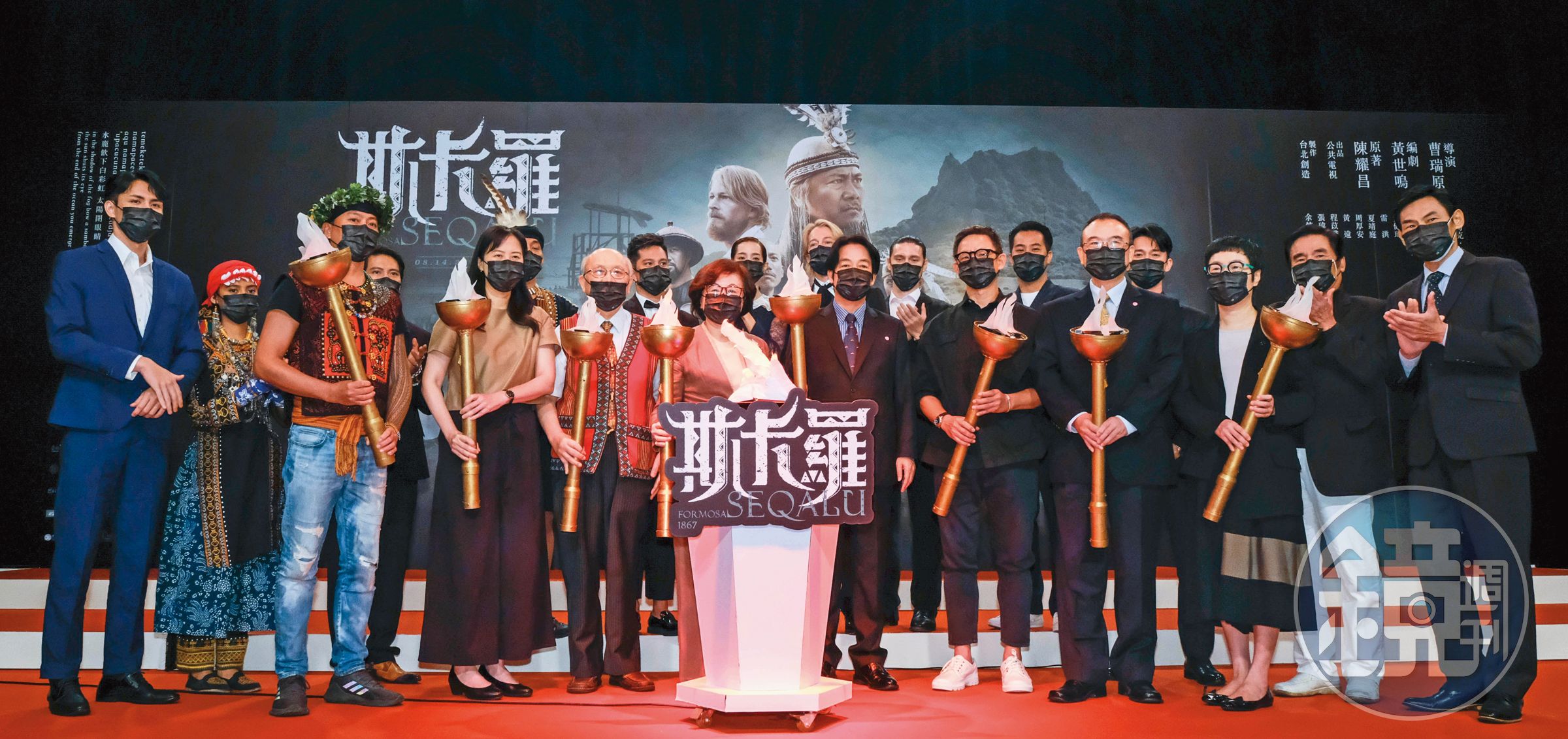 公廣集團董事長陳郁秀（前排左三）、副總統賴清德（前排右三）、原著作者陳耀昌（前排左二）等人同台參與《斯卡羅》首映祈福儀式。（公視提供）