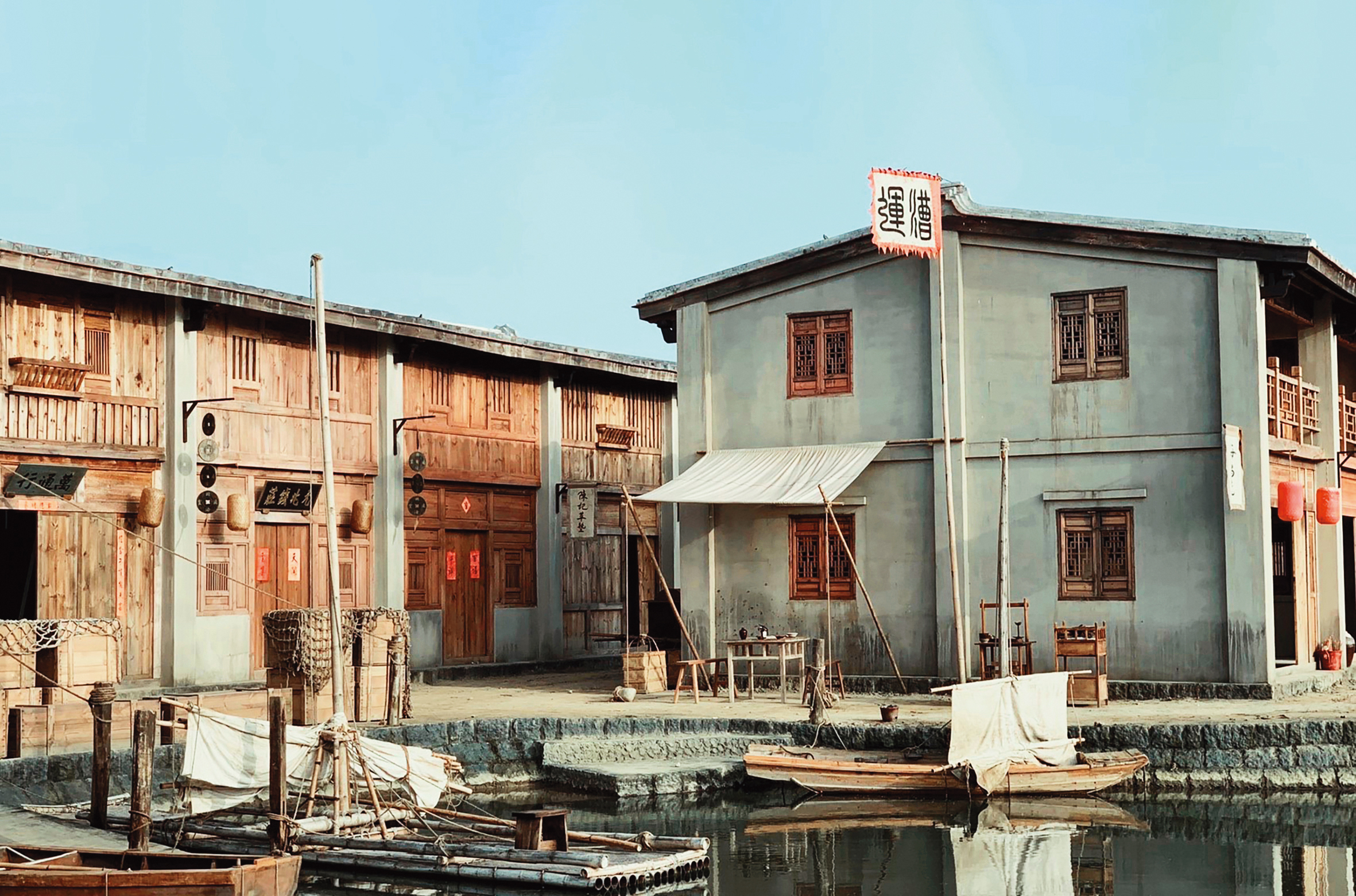 劇組在台南市岸內糖廠影視基地挖出水池，打造安平港及居民乘船上岸的景象。（公視提供）