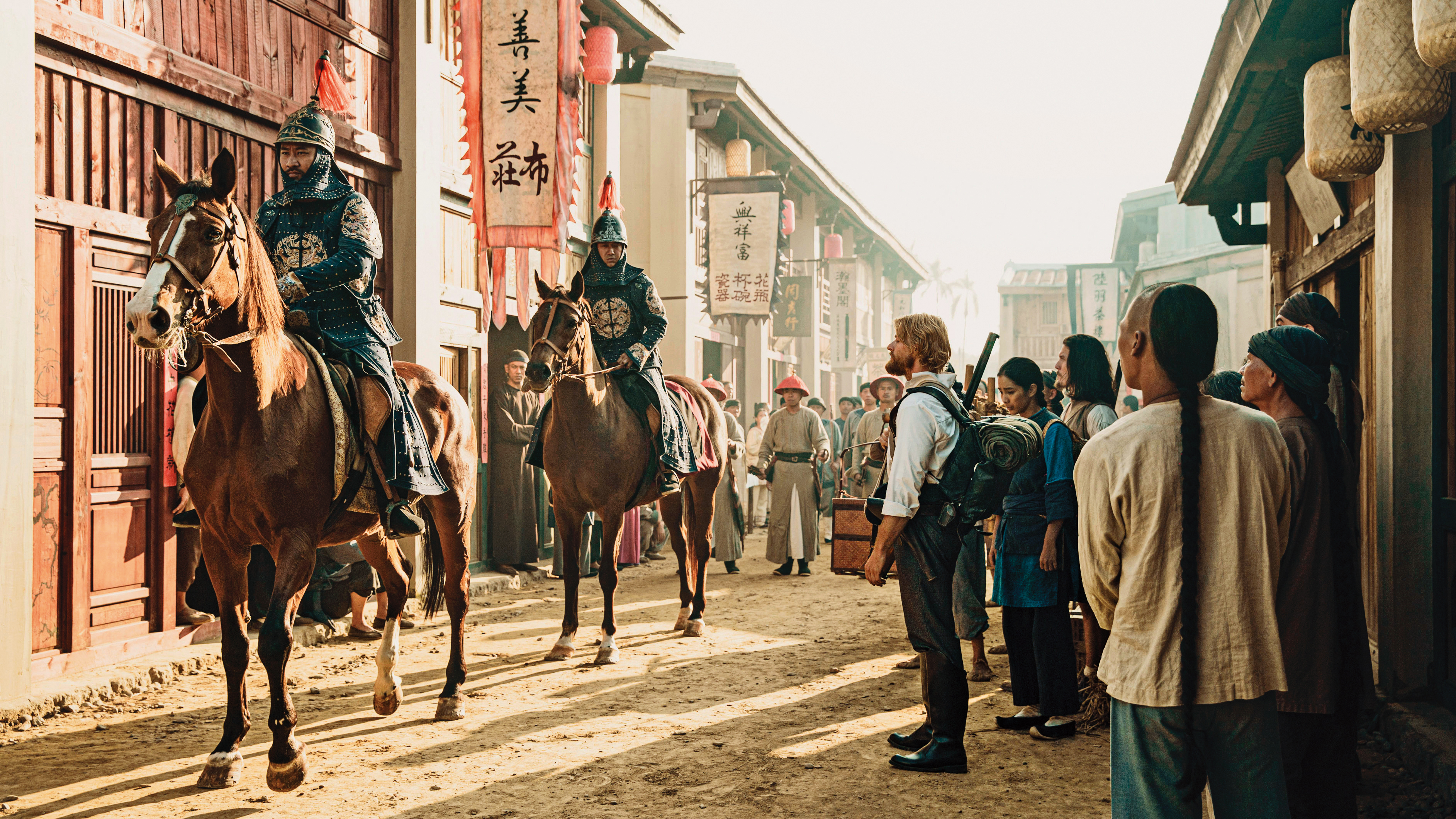 《斯卡羅》耗資6,000萬元打造台灣府城場景，呈現154年前台灣鎮總兵劉明燈（左一，黃健瑋飾），與李仙得（左三，法比歐飾）踏過的繁華街景。（公視提供）