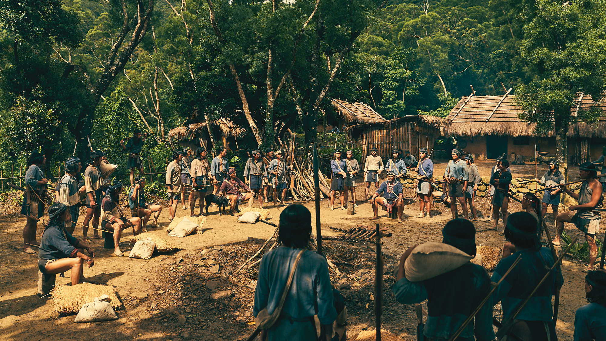 劇中斯卡羅族群領地拍攝場景，位在屏東老佛山，美術採用古法搭建部落房舍。（公視提供）