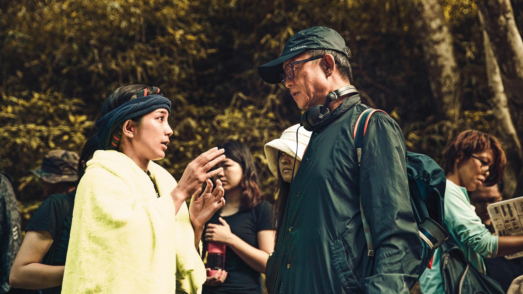 導演曹瑞原（右）指導温貞菱（左），如何將客家與排灣混血的女主角蝶妹詮釋得恰如其分。（公視提供）