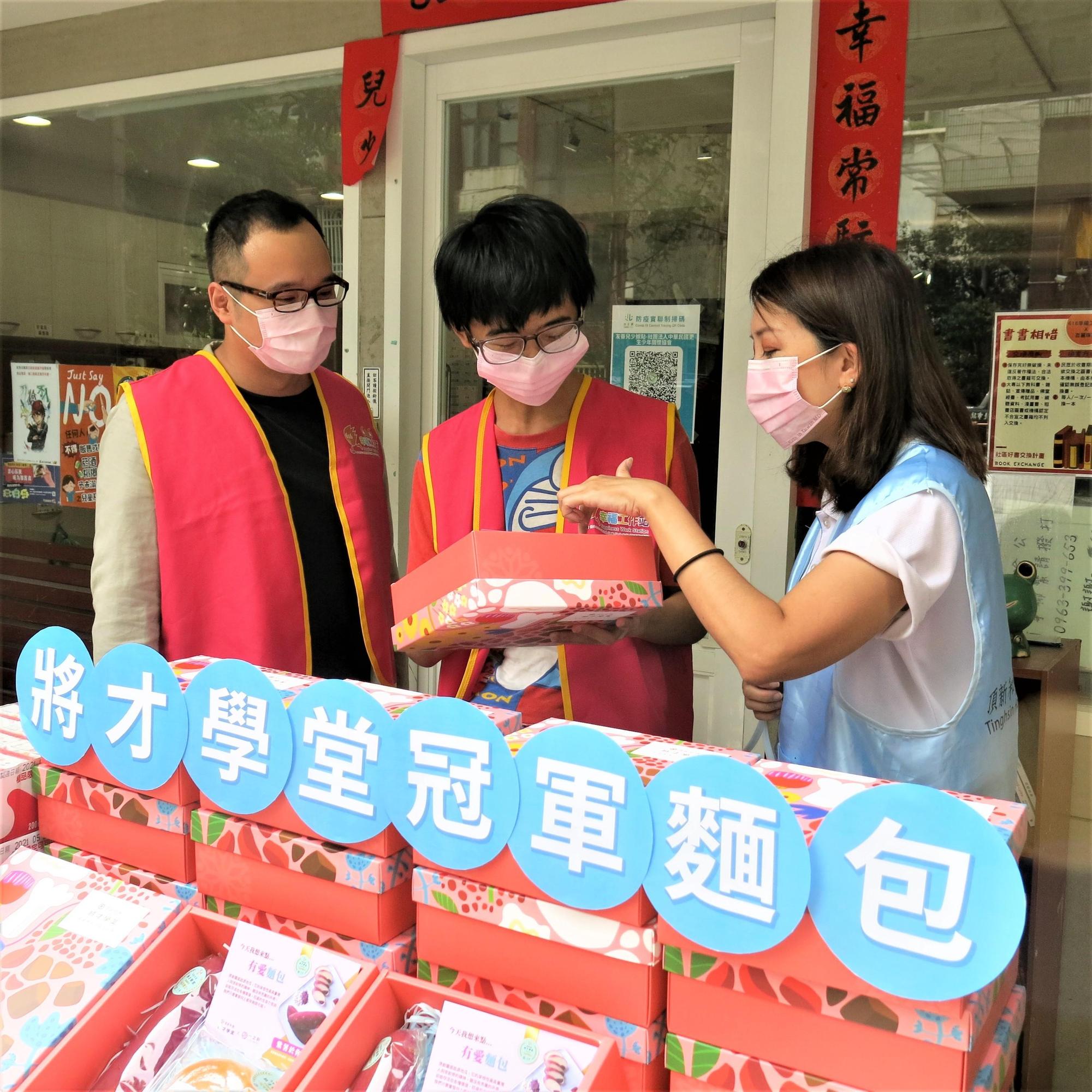 頂新和德文教基金會副執行長蕭巧怡(右1)向616幸福工作站的孩子說明冠軍麵包的使命,鼓勵孩子們找到自我價值和目標。(頂新和德文教基金會提供)