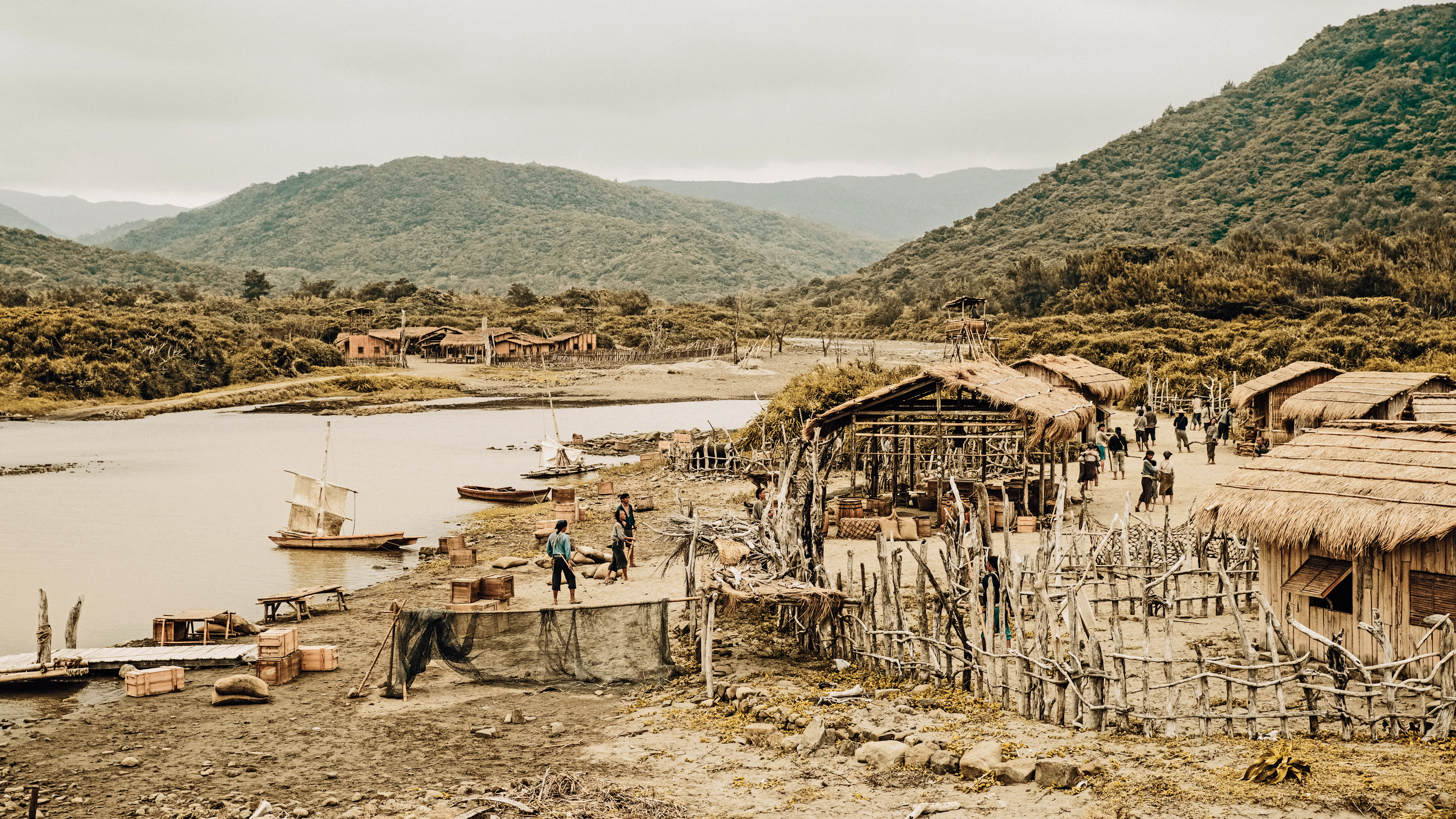 《斯卡羅》在屏東九棚溪，搭建隔岸相望的社寮、柴城聚落。（公視提供）
