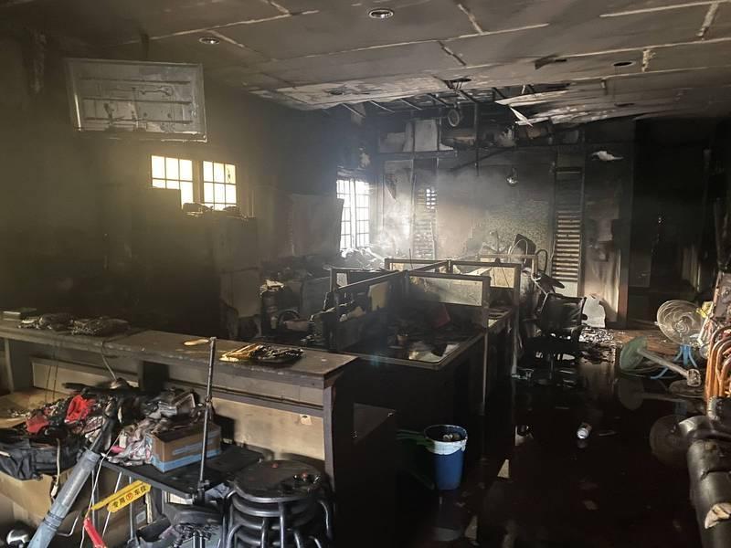 中壢一家禮儀社發生火警,一樓陷入火海,辦公電腦、器材全付之一炬,幸好負責人袁姓父女順利逃生,無生命危險。(消防局提供)