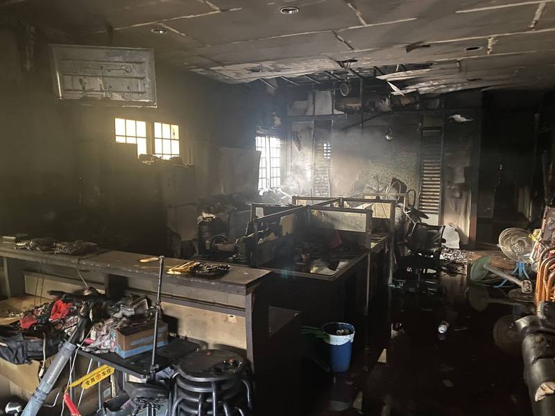 中壢一家禮儀社發生火警，一樓陷入火海，辦公電腦、器材全付之一炬，幸好負責人袁姓父女順利逃生，無生命危險。（消防局提供）