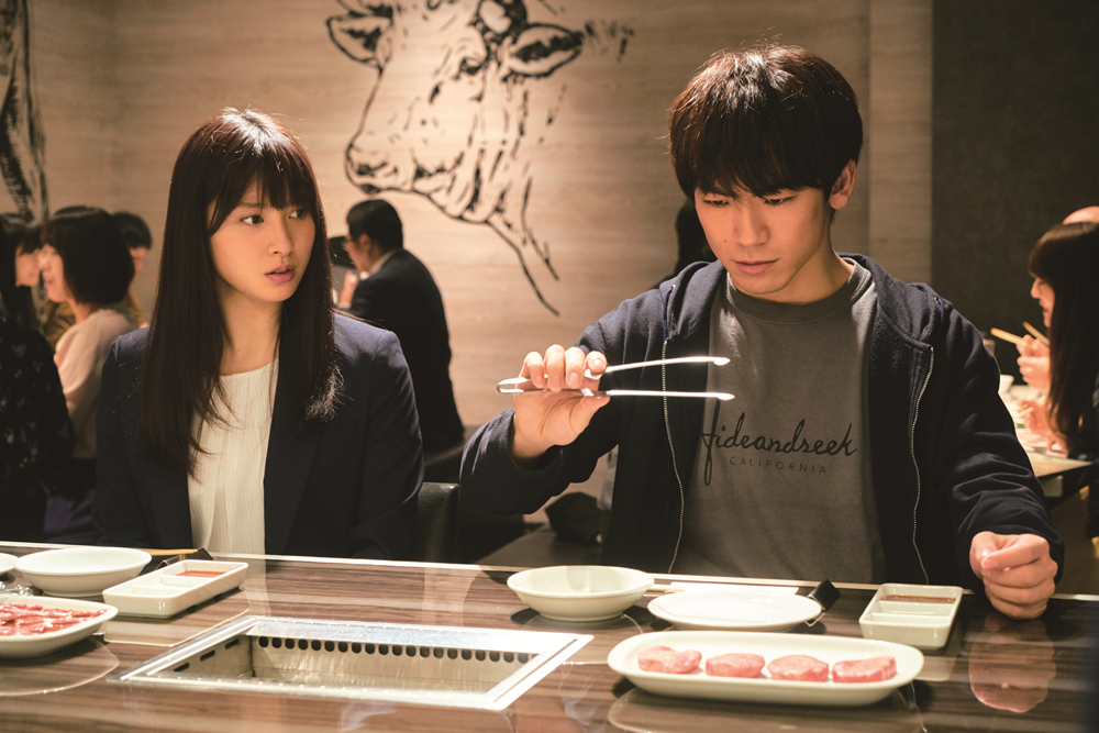 NAOTO（右）在電影《強運燒肉饌》與土屋太鳳走訪烤肉店評比，也勾起兒時的記憶。（鴻聯國際提供）