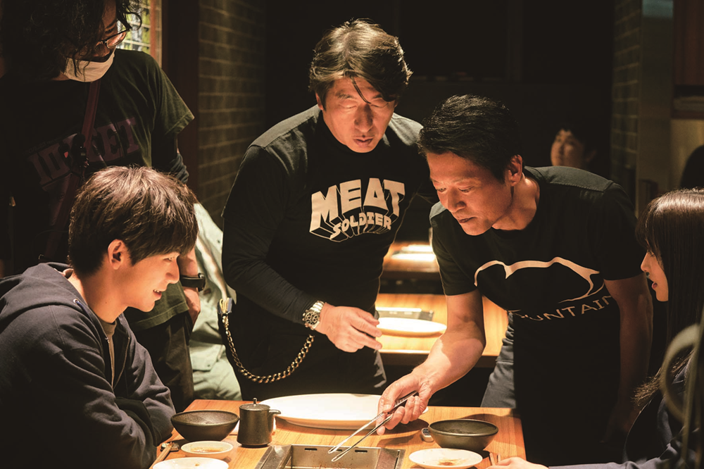 寺門JIMON（中）對烤肉手法非常講究，拍攝《強運燒肉饌》期間親自指導演員。（鴻聯國際提供）