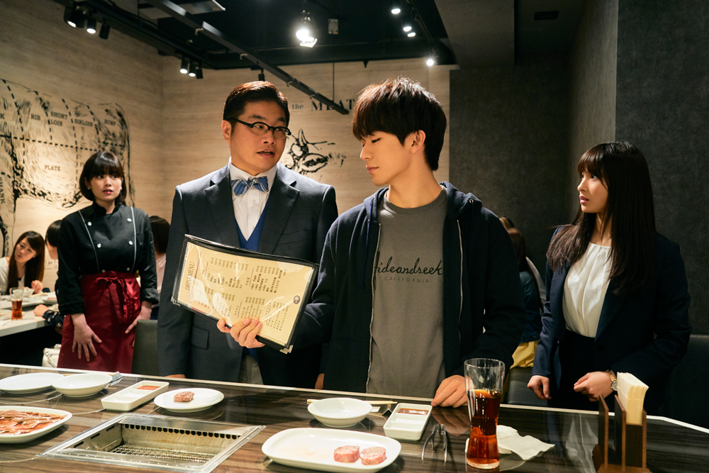 松尾諭（左二）飾演的傲慢美食評論家在《強運燒肉饌》視NAOTO（右二）為眼中釘。（鴻聯國際提供）