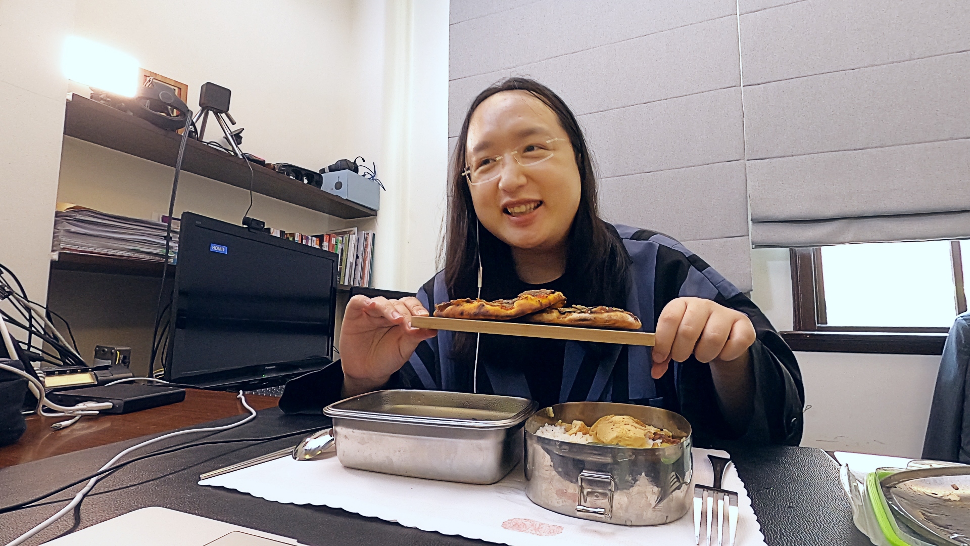 唐鳳成為節目首位與家庭遠端共餐的來賓。（公視提供）