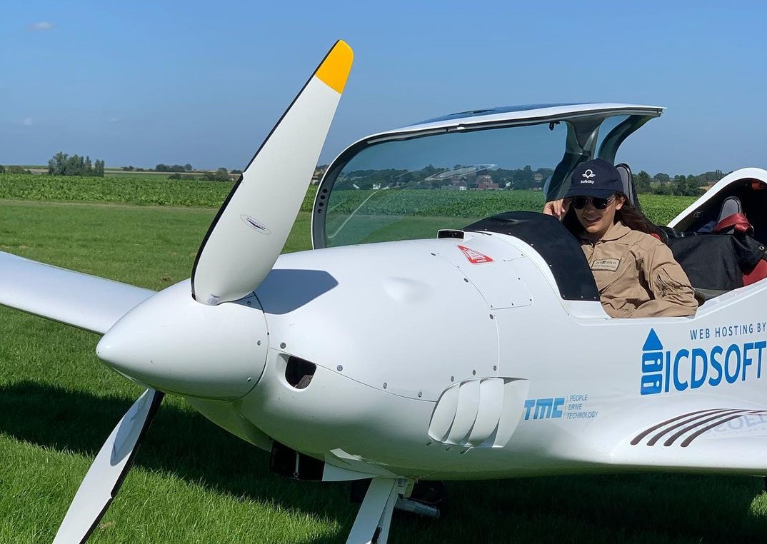 現年19歲的萊拉昨早在親友護送下，自駕飛機升空挑戰環遊世界。（翻攝Zara Rutherford IG）