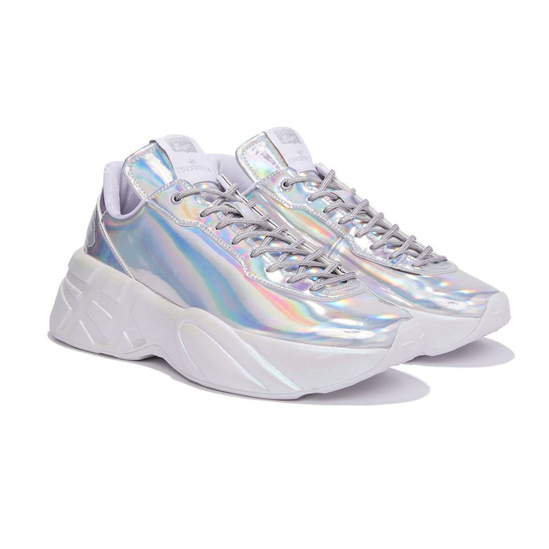 Onitsuka Tiger X《灰姑娘》電影聯名鞋P-TRAINER PRZM NT$ 6,280 Onitsuka Tiger。（Onitsuka Tiger提供）