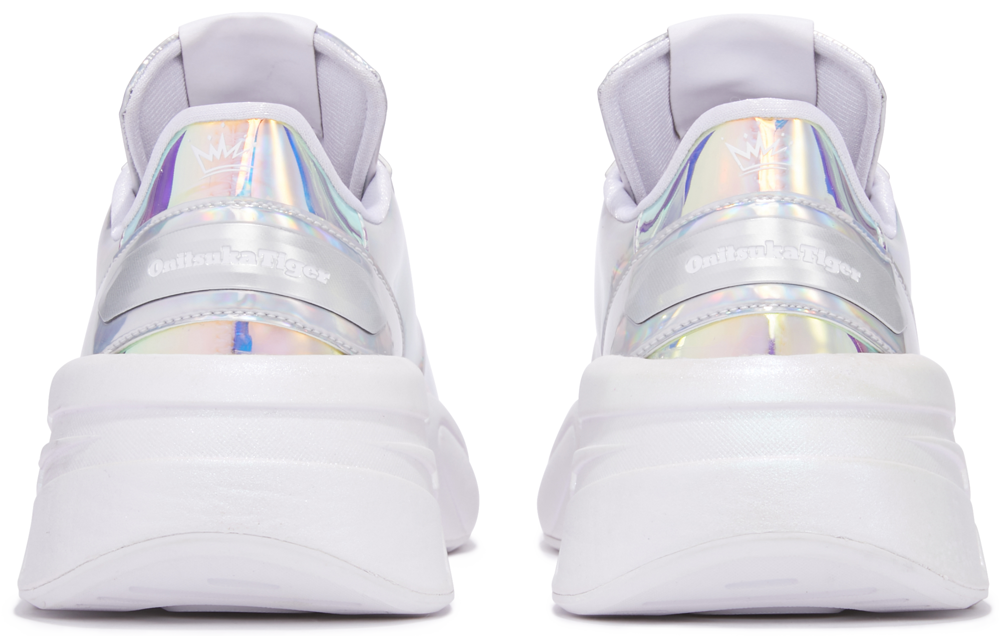 鞋跟後方特別印有皇冠與Onitsuka Tiger的Logo。Onitsuka Tiger X《灰姑娘》電影聯名鞋P-TRAINER PRZM NT$ 6,280 Onitsuka Tiger。（Onitsuka Tiger提供）
