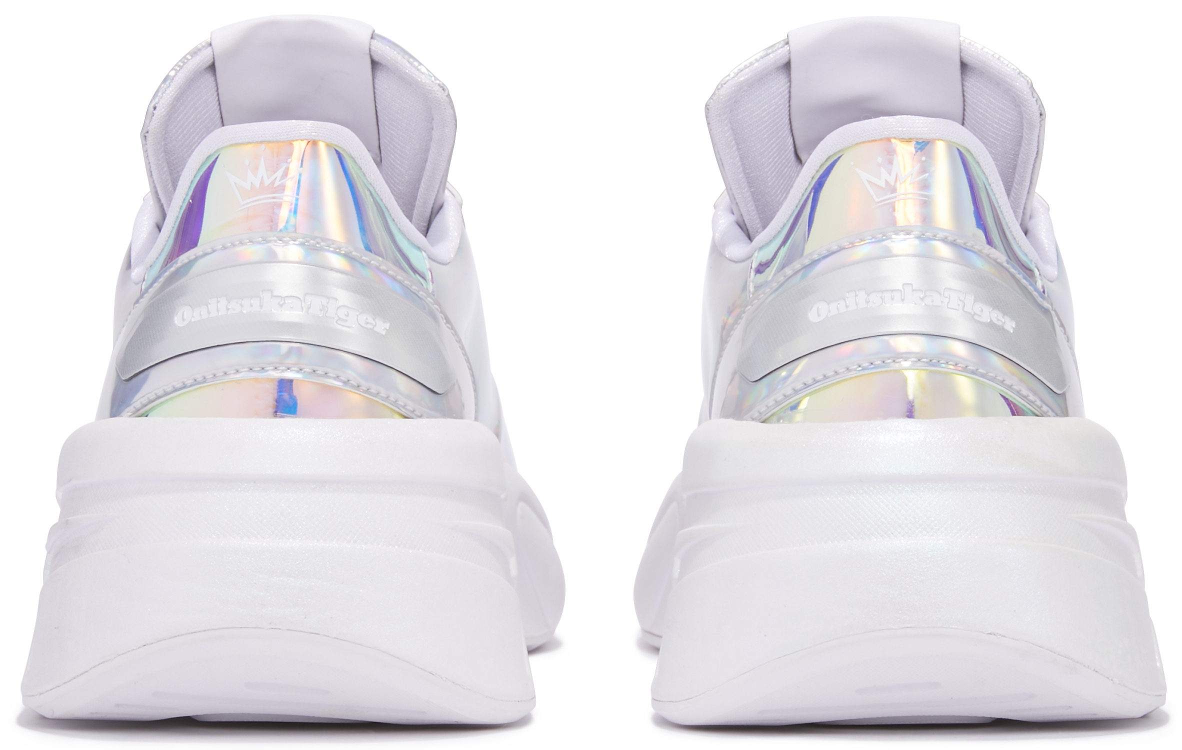 鞋跟後方特別印有皇冠與Onitsuka Tiger的Logo。Onitsuka Tiger X《灰姑娘》電影聯名鞋P-TRAINER PRZM NT$ 6,280 Onitsuka Tiger。（Onitsuka Tiger提供）