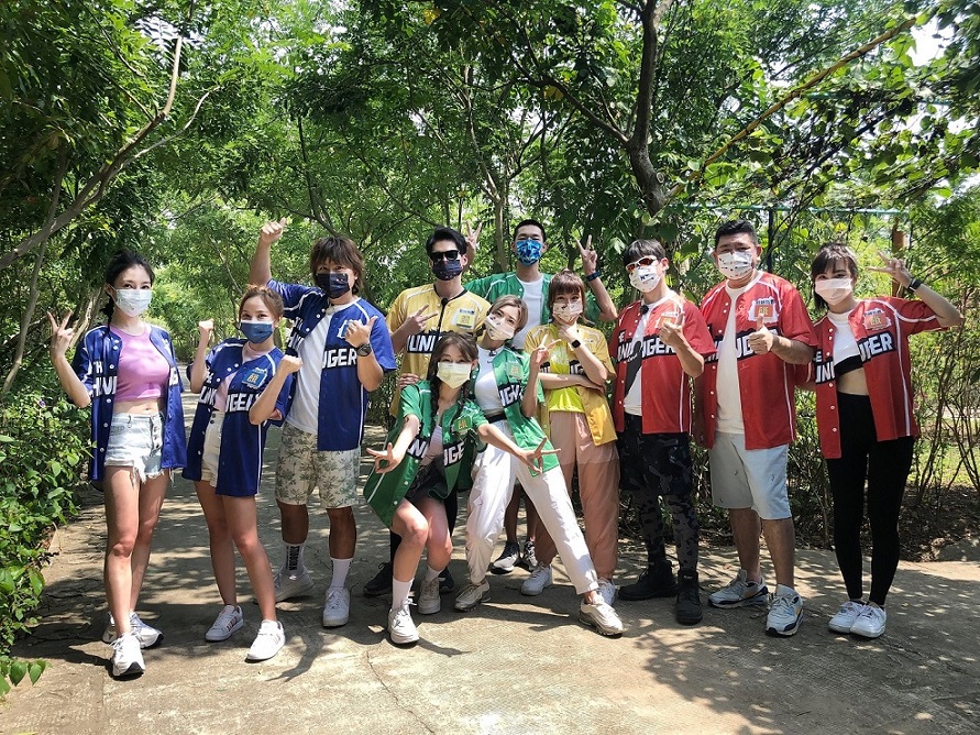 張家瑋、徐凱希、王仁甫、Yuri、許孟哲、「豆花妹」蔡黃汝、陳大天、峮峮、孫協志、Nono、舒子晨齊為《飢餓遊戲》錄影。（中視提供）