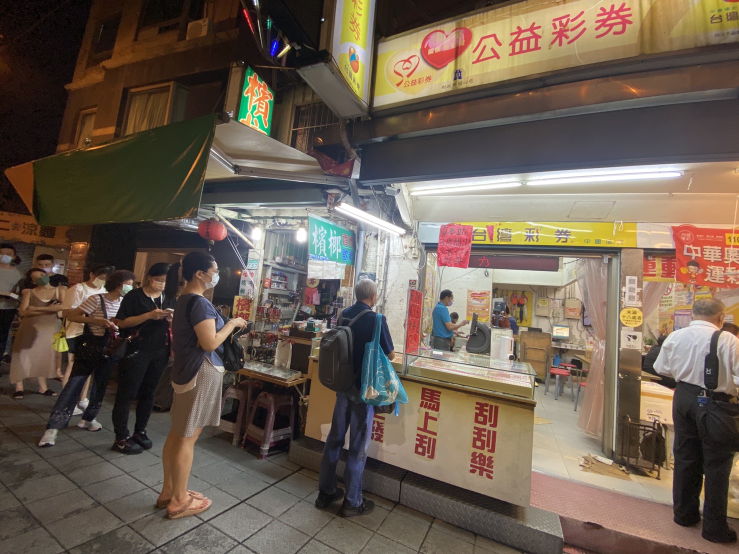 威力彩連41摃，下期頭獎上看27億，買氣越發熱絡。（讀者提供）